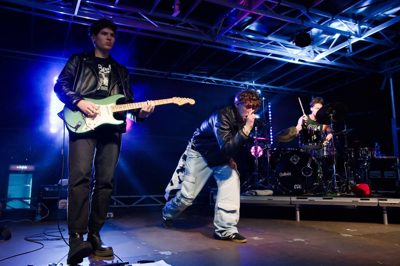 Sofiana Medjmedj přivítal v Plzni jekot nadšených fanynek, na stagi mu přistála spousta plyšáků