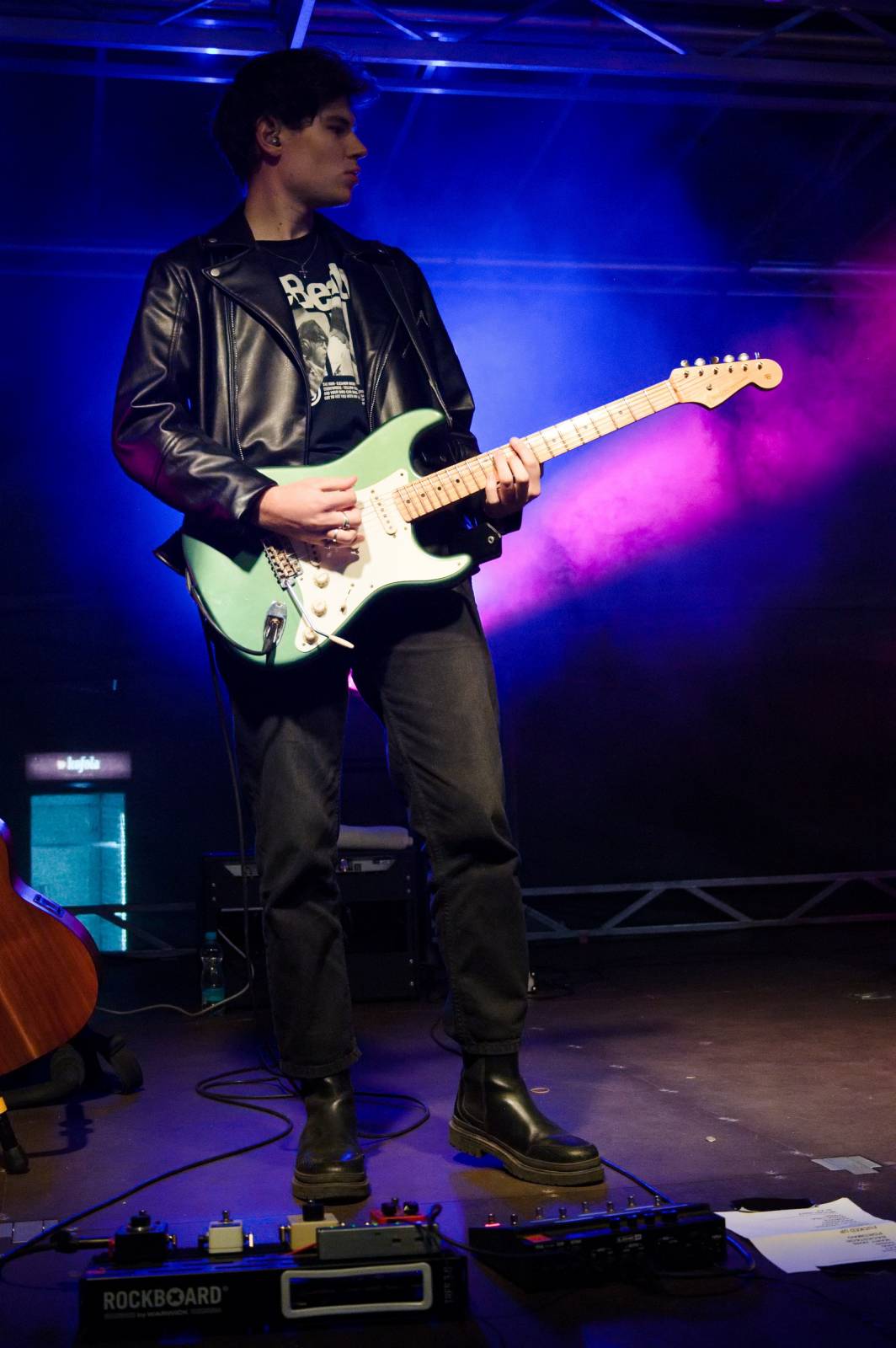 Sofiana Medjmedj přivítal v Plzni jekot nadšených fanynek, na stagi mu přistála spousta plyšáků