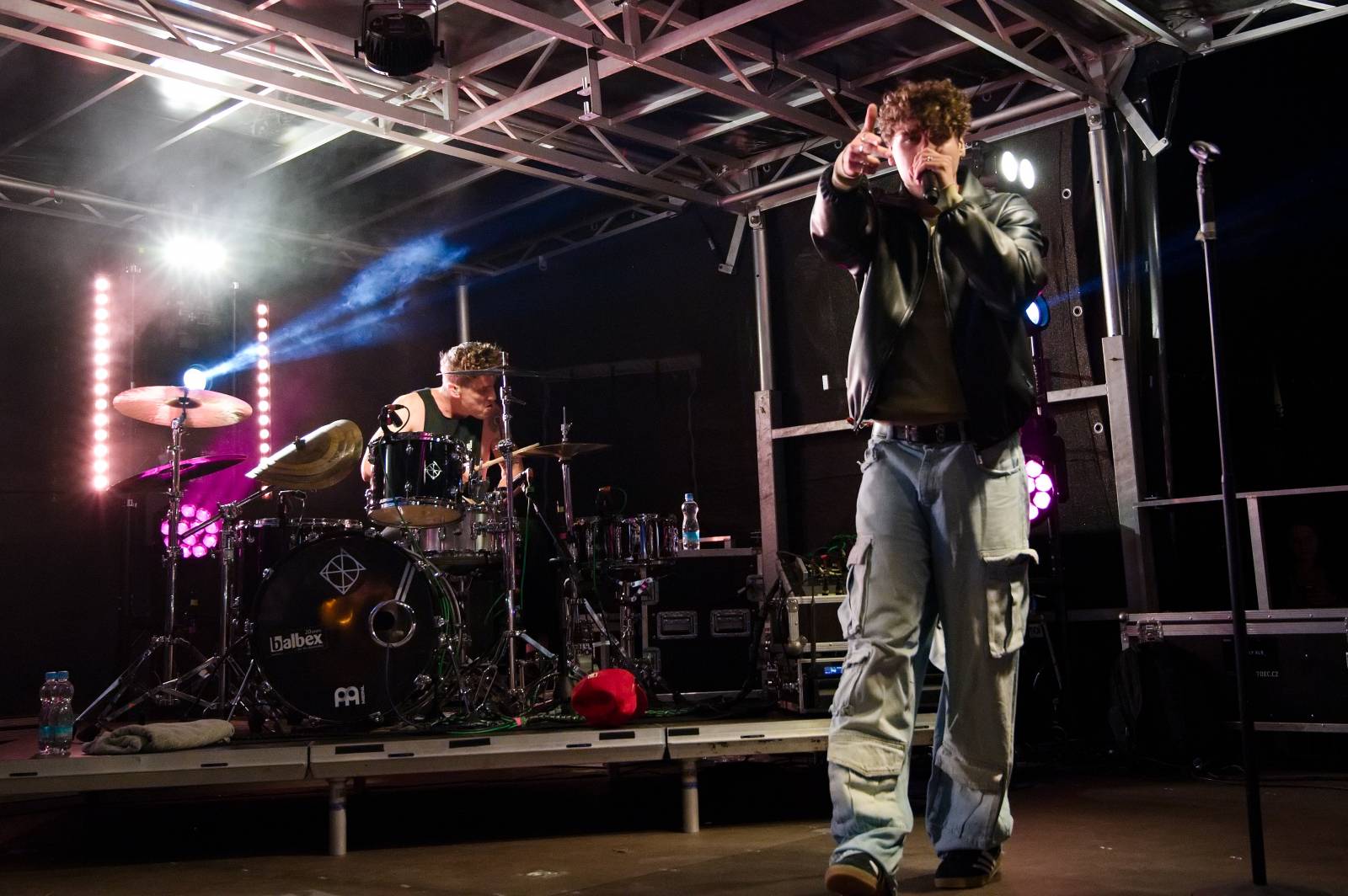 Sofiana Medjmedj přivítal v Plzni jekot nadšených fanynek, na stagi mu přistála spousta plyšáků