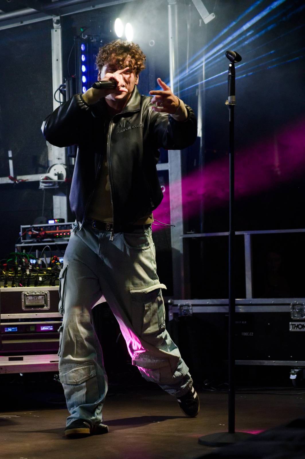 Sofiana Medjmedj přivítal v Plzni jekot nadšených fanynek, na stagi mu přistála spousta plyšáků