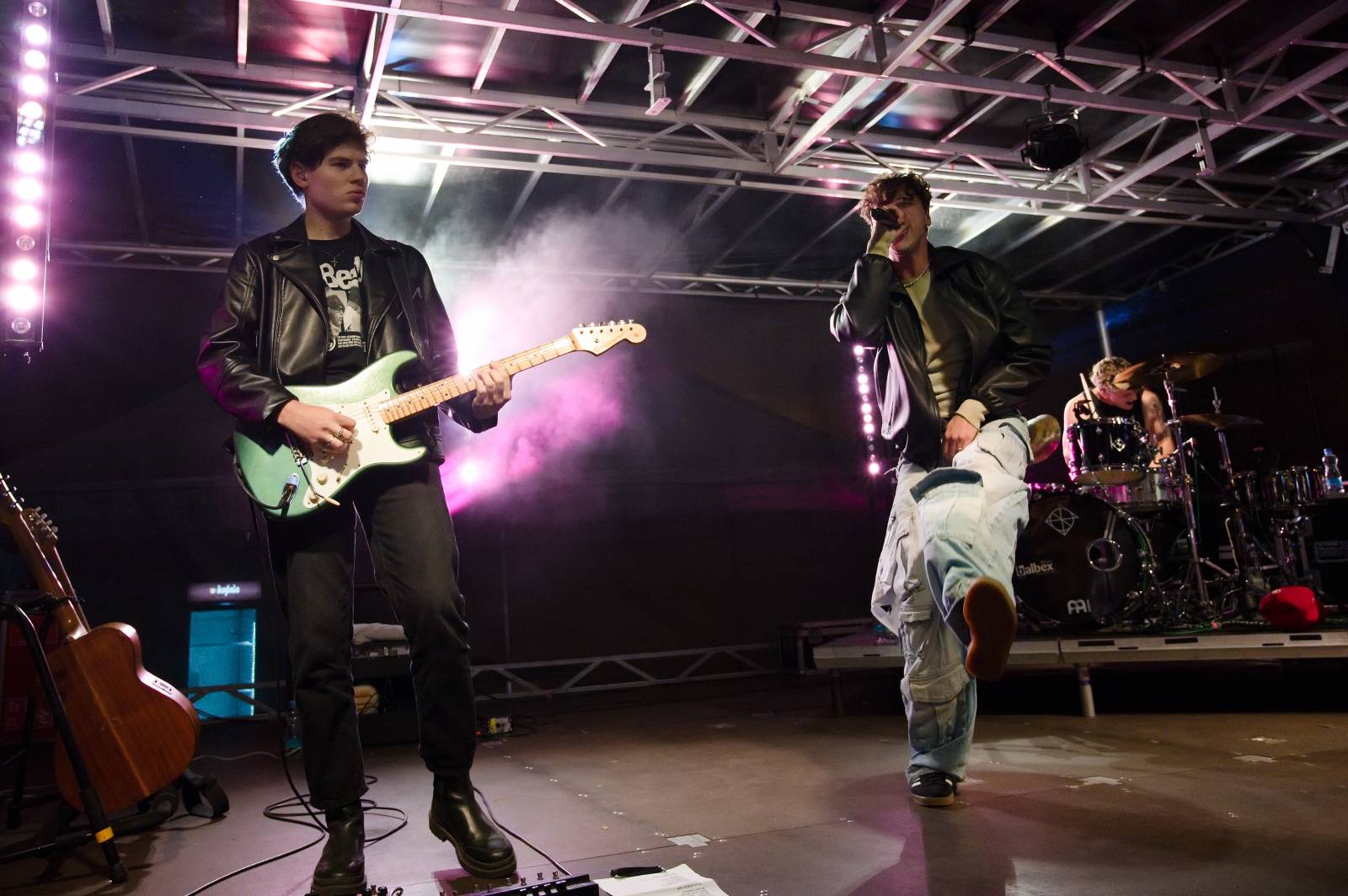 Sofiana Medjmedj přivítal v Plzni jekot nadšených fanynek, na stagi mu přistála spousta plyšáků