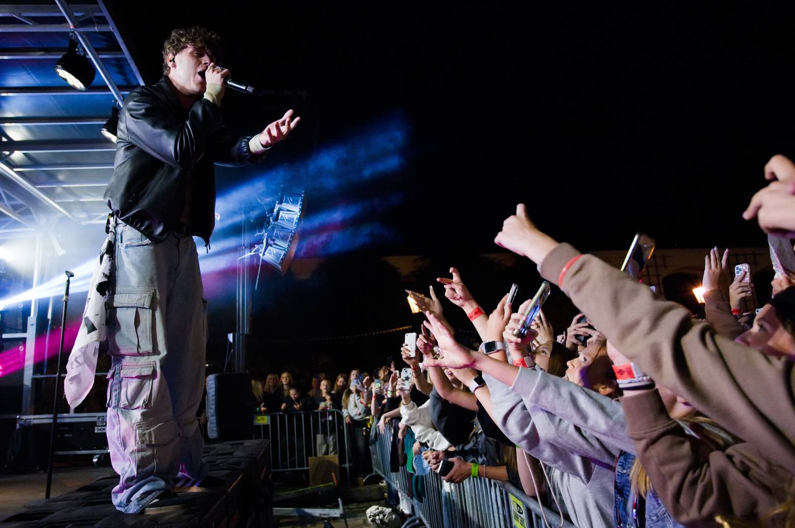 Sofiana Medjmedj přivítal v Plzni jekot nadšených fanynek, na stagi mu přistála spousta plyšáků