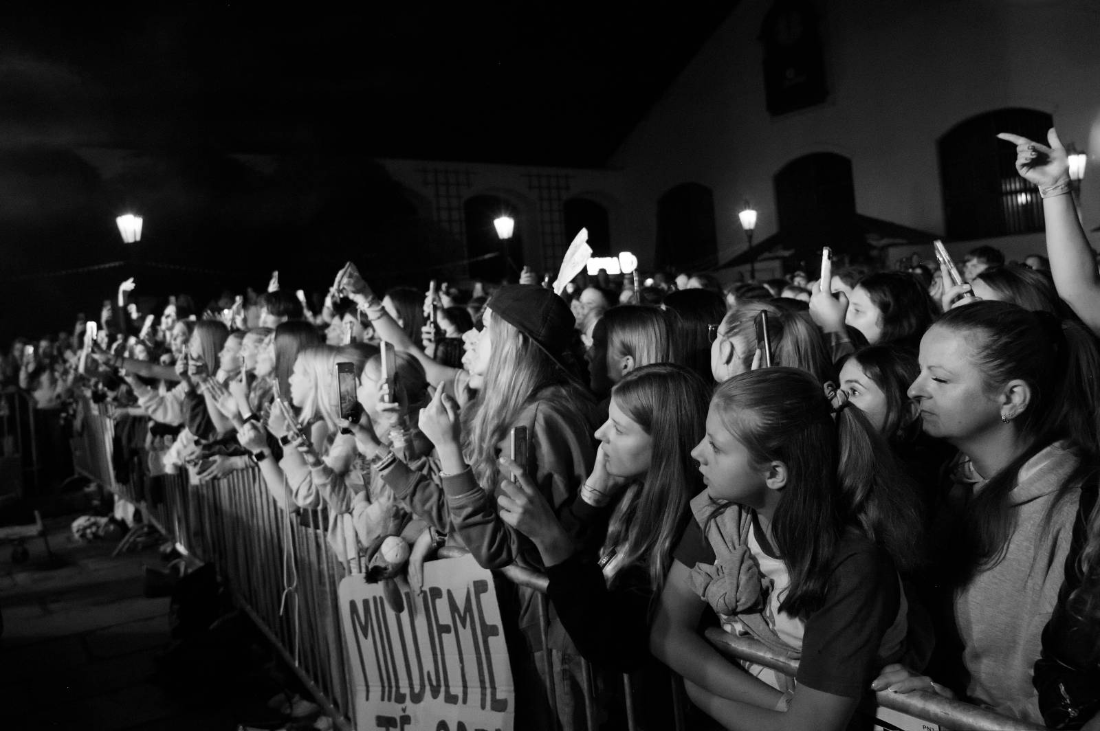 Sofiana Medjmedj přivítal v Plzni jekot nadšených fanynek, na stagi mu přistála spousta plyšáků