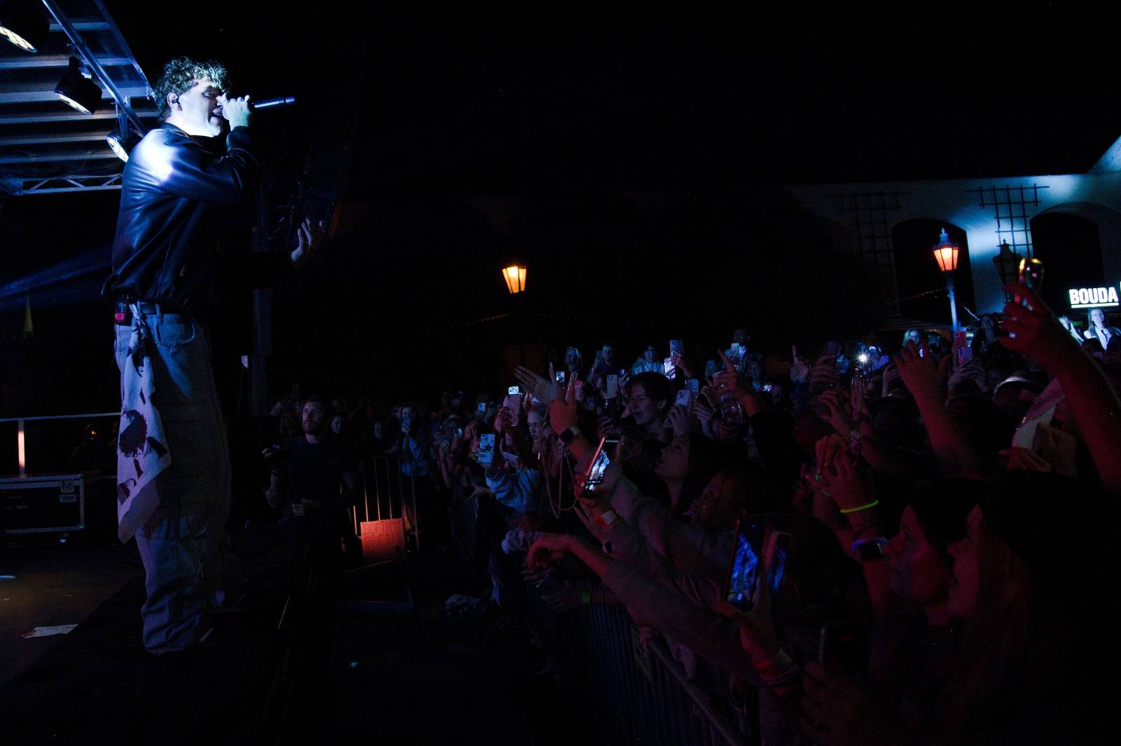 Sofiana Medjmedj přivítal v Plzni jekot nadšených fanynek, na stagi mu přistála spousta plyšáků