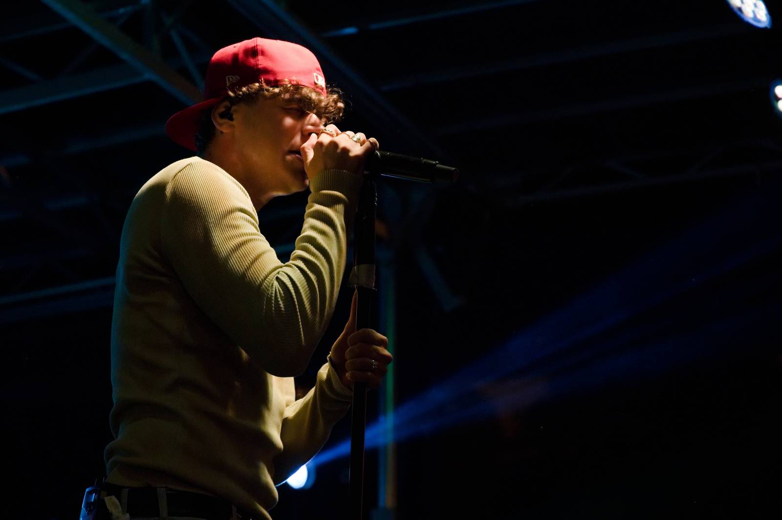 Sofiana Medjmedj přivítal v Plzni jekot nadšených fanynek, na stagi mu přistála spousta plyšáků