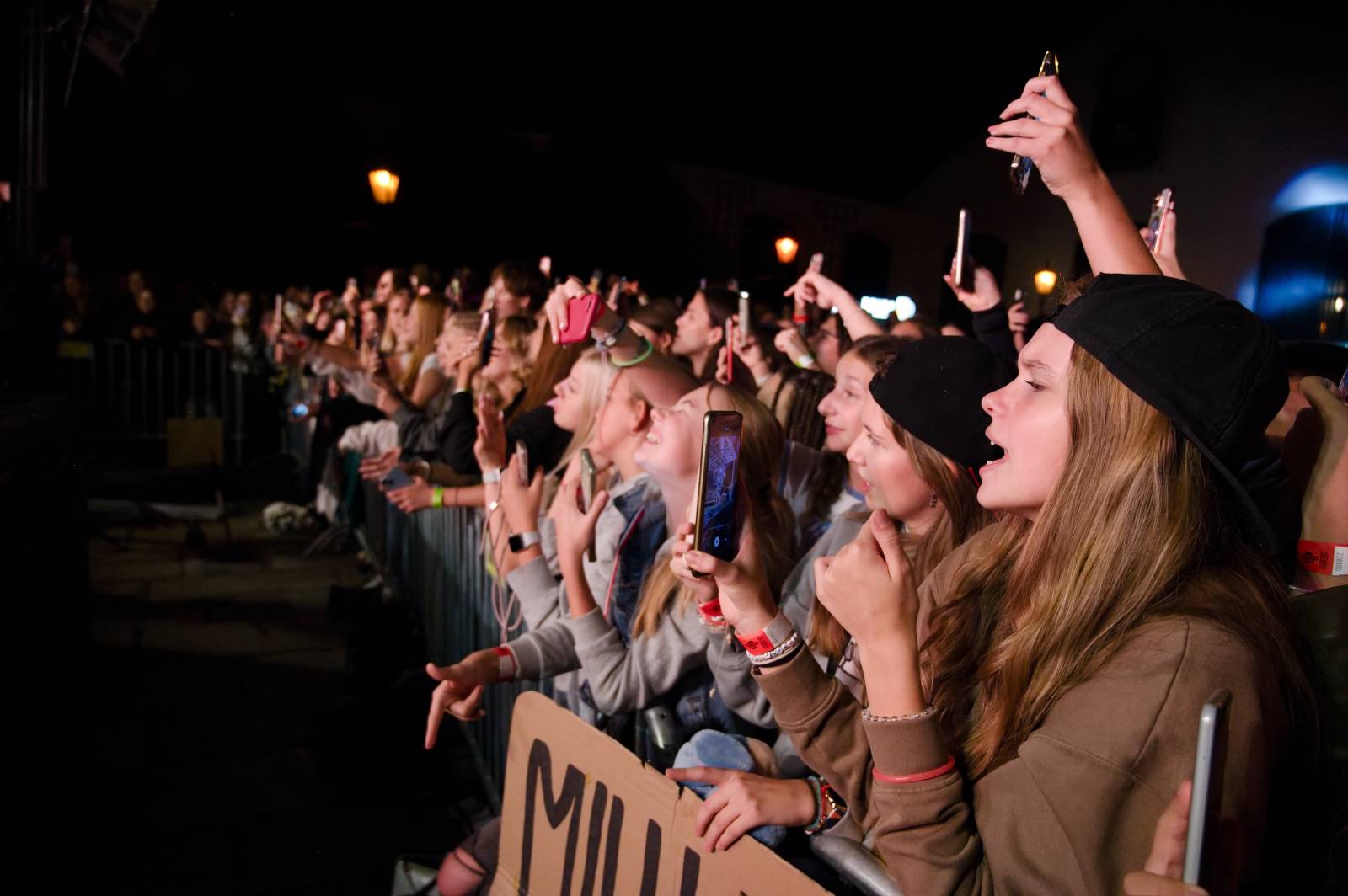 Sofiana Medjmedj přivítal v Plzni jekot nadšených fanynek, na stagi mu přistála spousta plyšáků