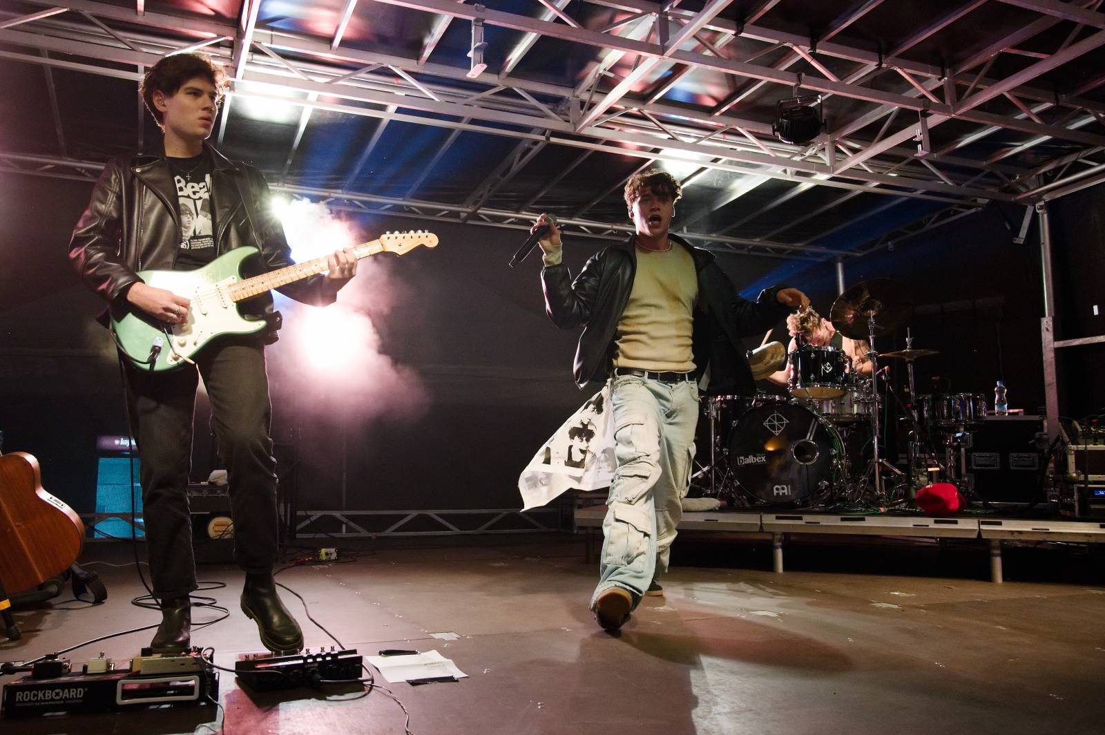 Sofiana Medjmedj přivítal v Plzni jekot nadšených fanynek, na stagi mu přistála spousta plyšáků