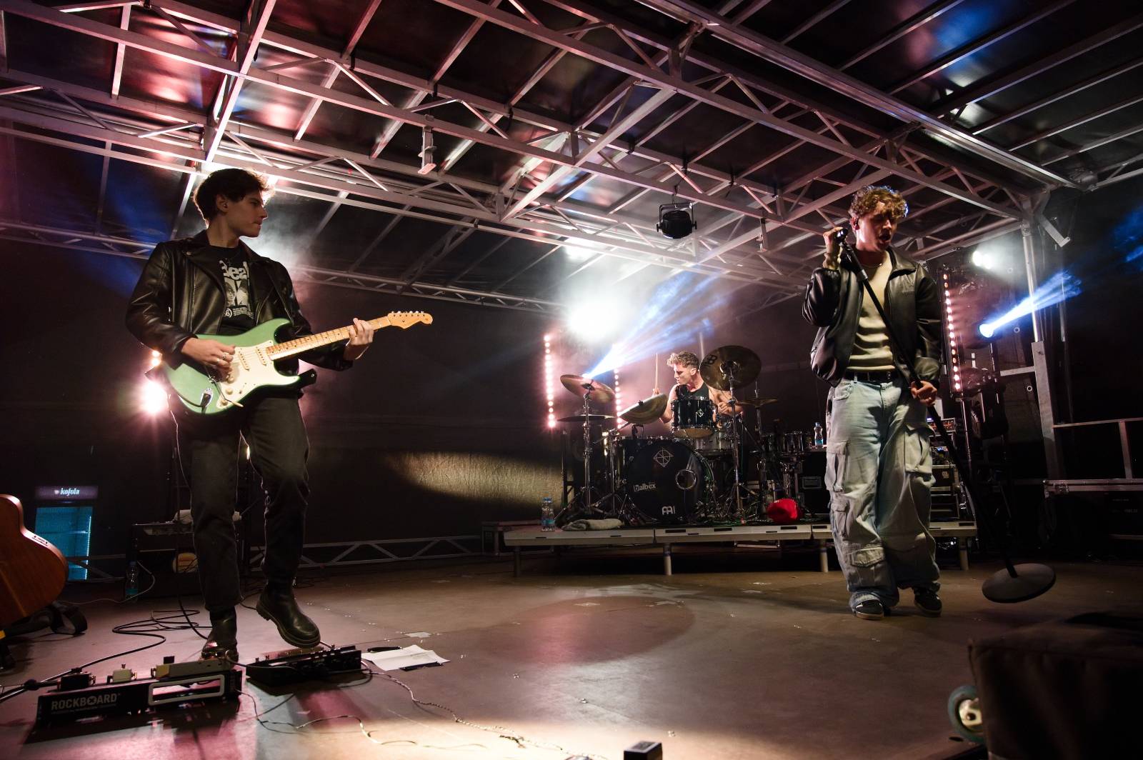 Sofiana Medjmedj přivítal v Plzni jekot nadšených fanynek, na stagi mu přistála spousta plyšáků