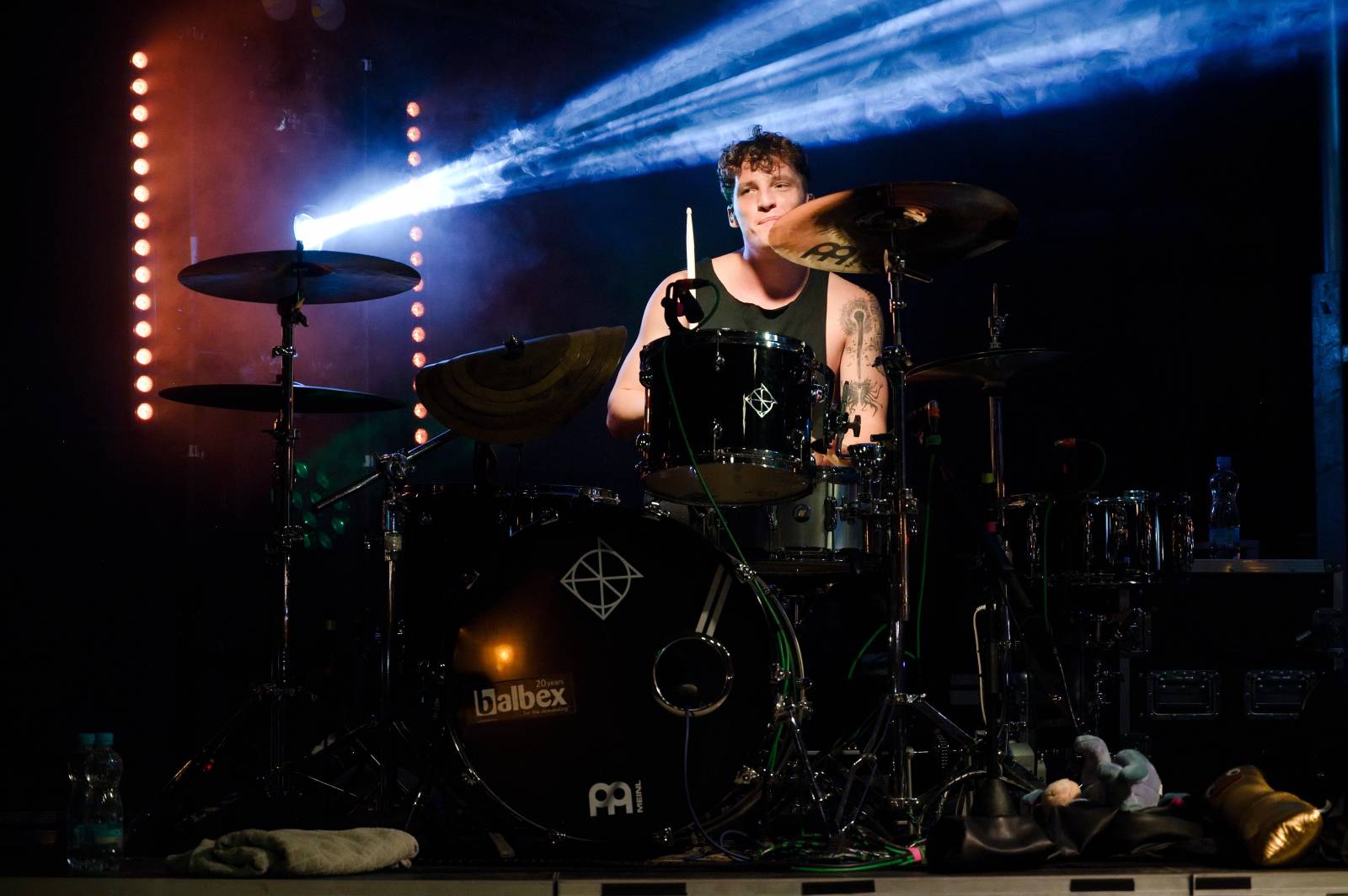 Sofiana Medjmedj přivítal v Plzni jekot nadšených fanynek, na stagi mu přistála spousta plyšáků