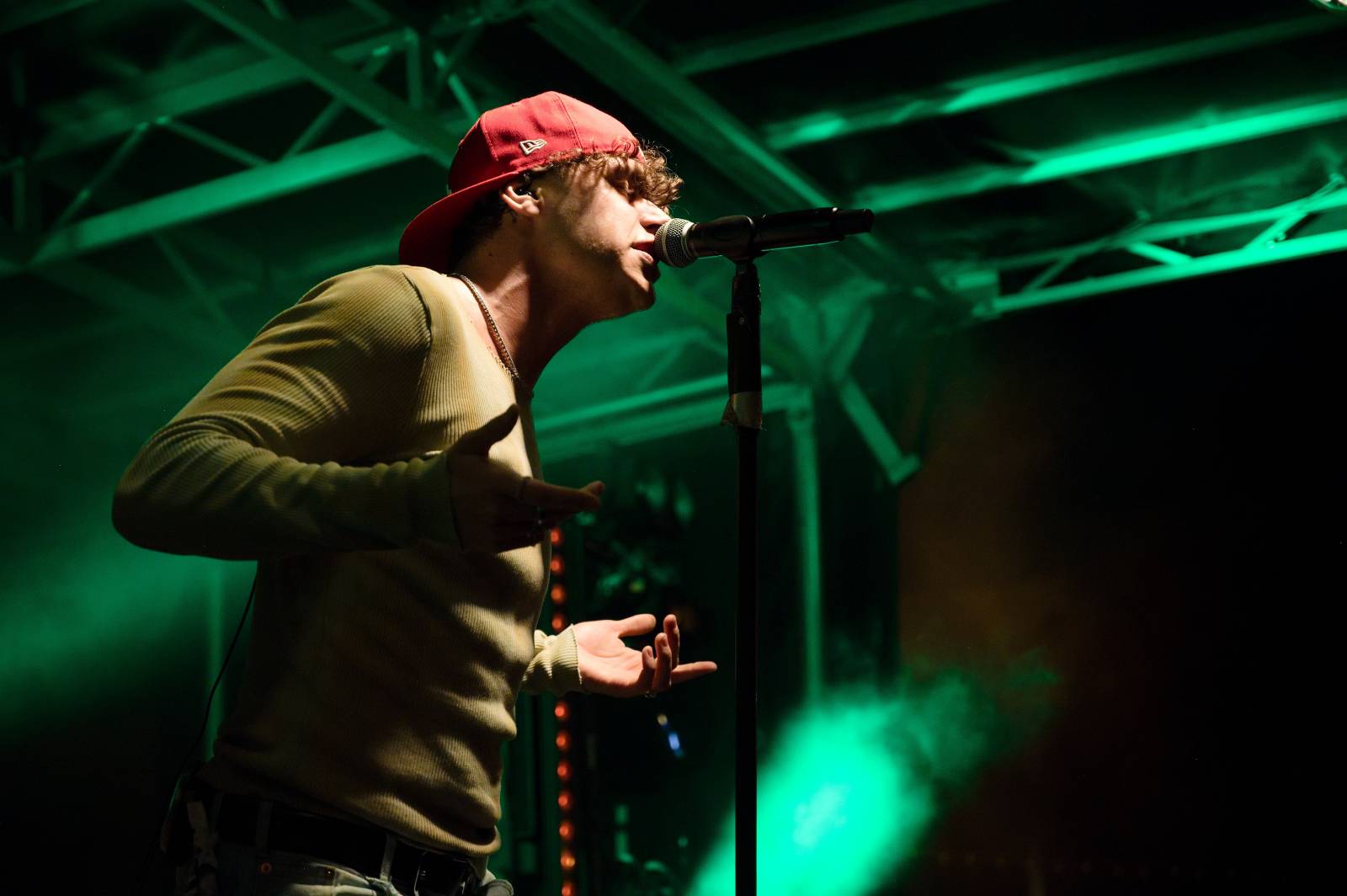 Sofiana Medjmedj přivítal v Plzni jekot nadšených fanynek, na stagi mu přistála spousta plyšáků