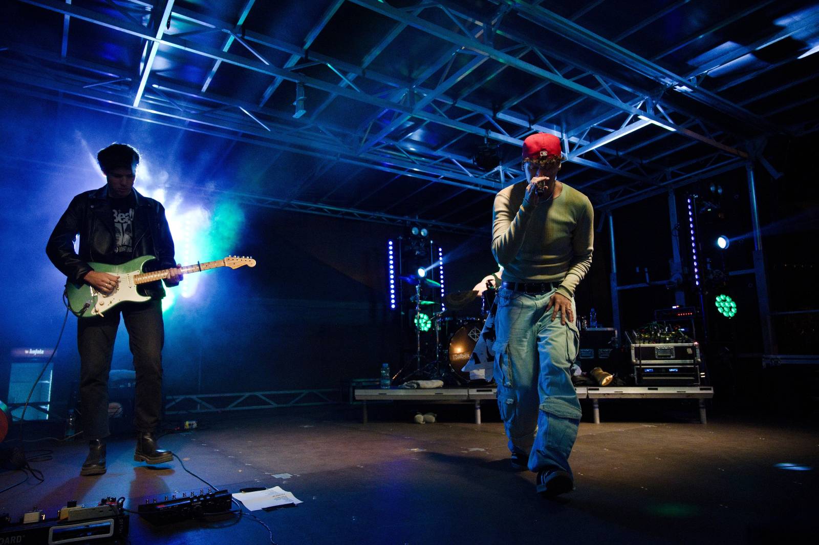 Sofiana Medjmedj přivítal v Plzni jekot nadšených fanynek, na stagi mu přistála spousta plyšáků