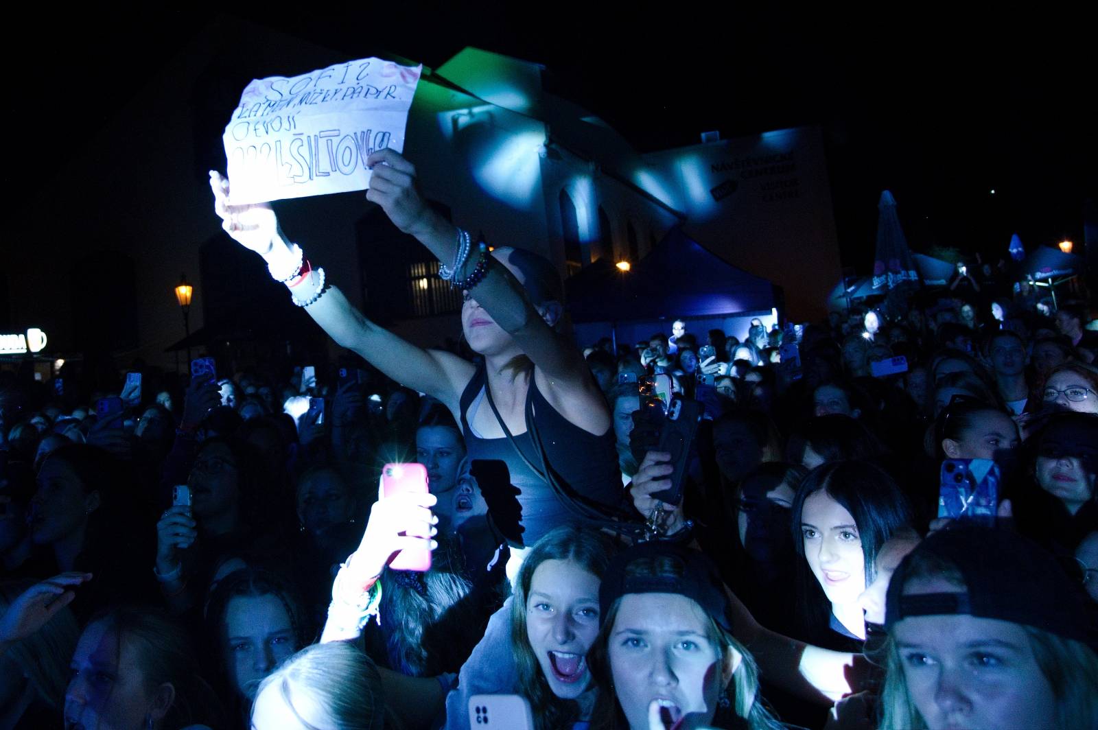 Sofiana Medjmedj přivítal v Plzni jekot nadšených fanynek, na stagi mu přistála spousta plyšáků