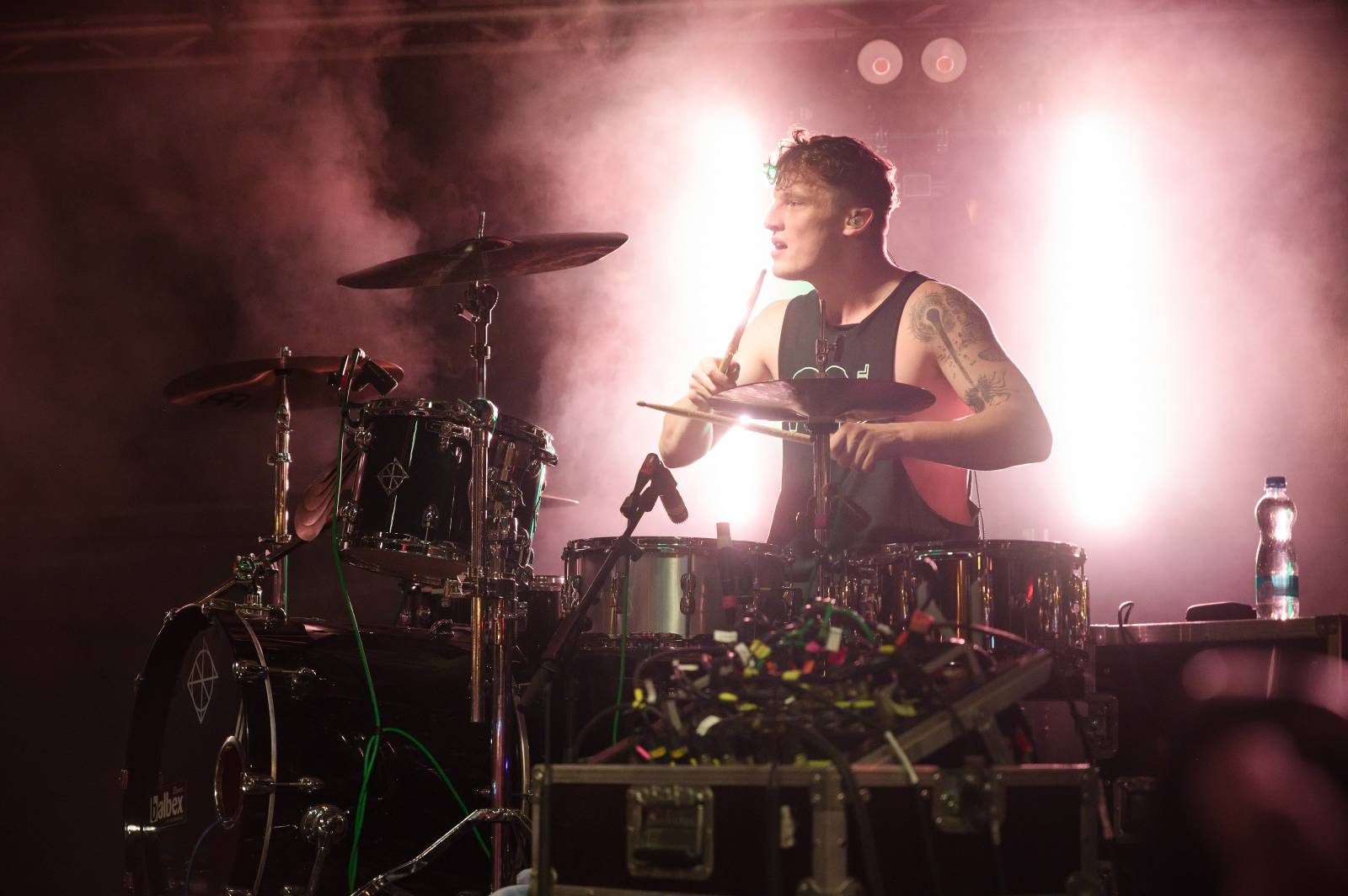 Sofiana Medjmedj přivítal v Plzni jekot nadšených fanynek, na stagi mu přistála spousta plyšáků