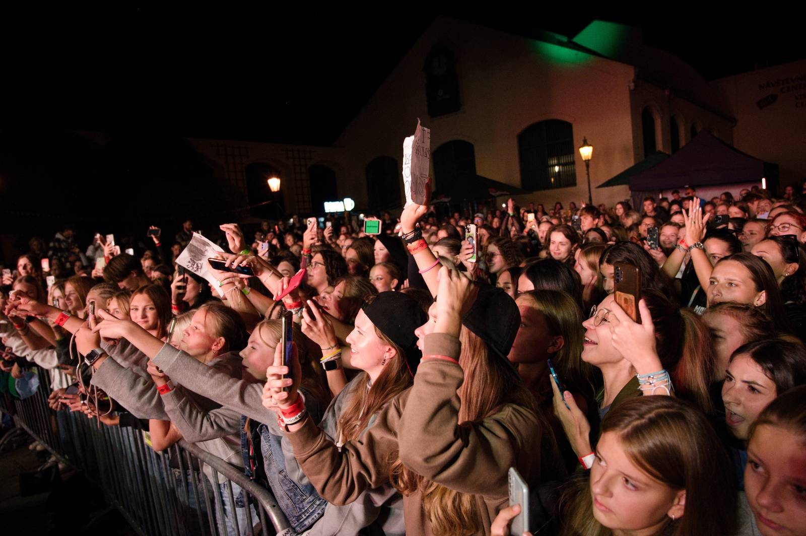 Sofiana Medjmedj přivítal v Plzni jekot nadšených fanynek, na stagi mu přistála spousta plyšáků