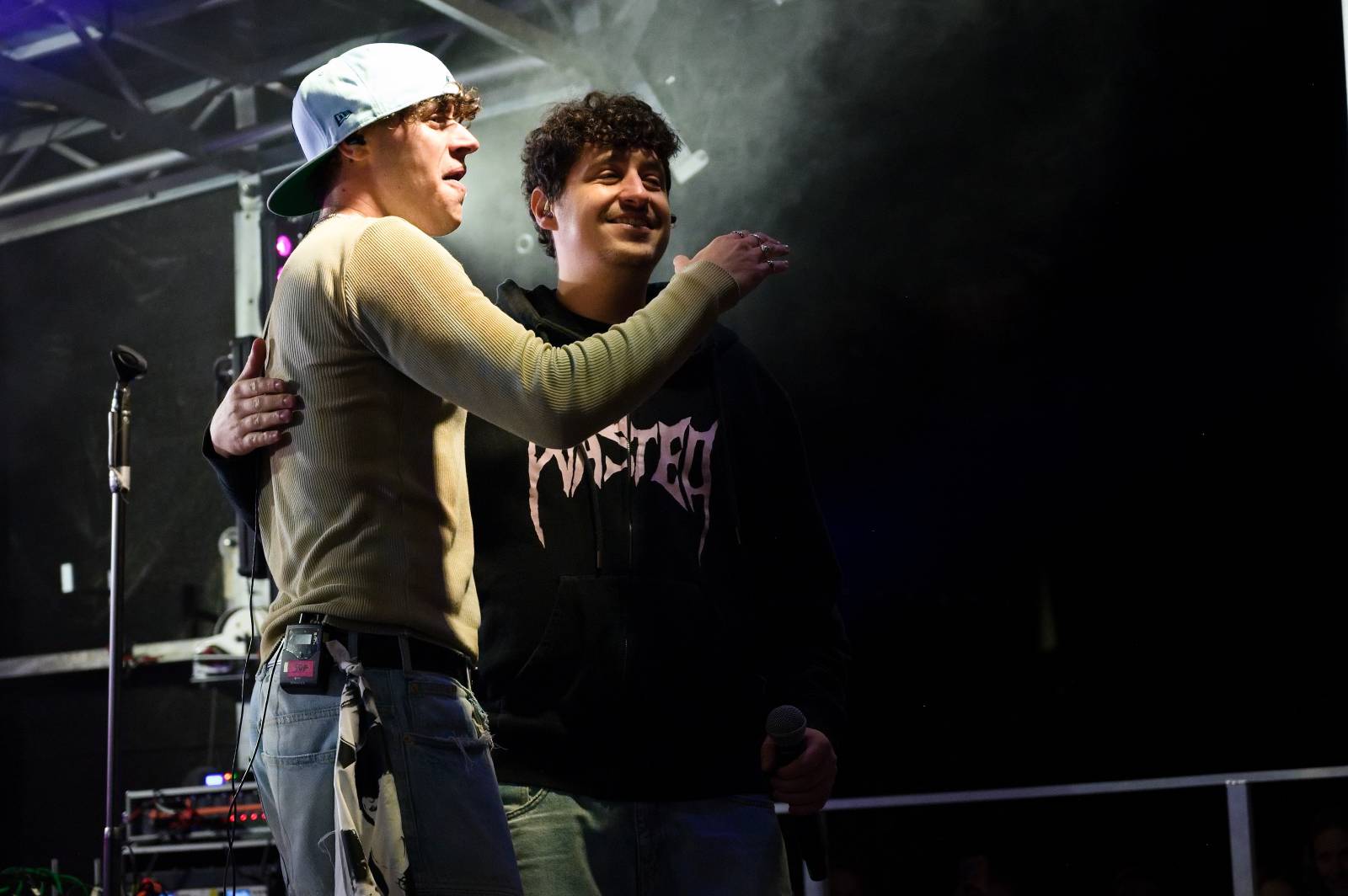 Sofiana Medjmedj přivítal v Plzni jekot nadšených fanynek, na stagi mu přistála spousta plyšáků