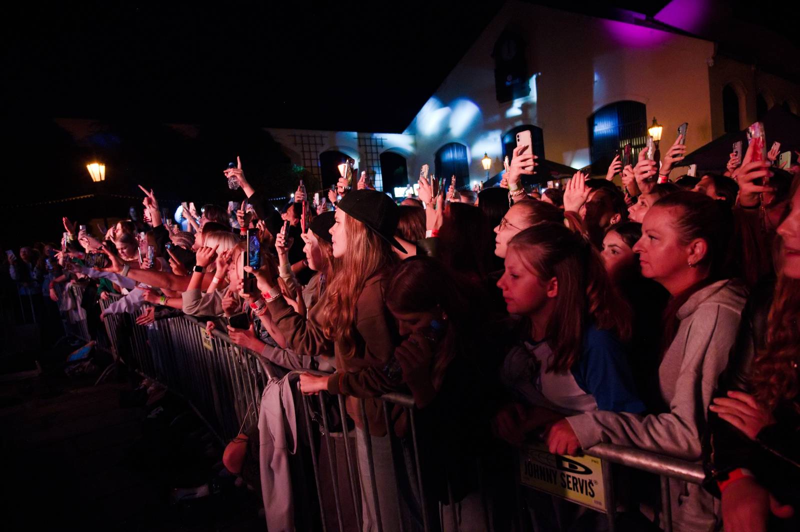 Sofiana Medjmedj přivítal v Plzni jekot nadšených fanynek, na stagi mu přistála spousta plyšáků