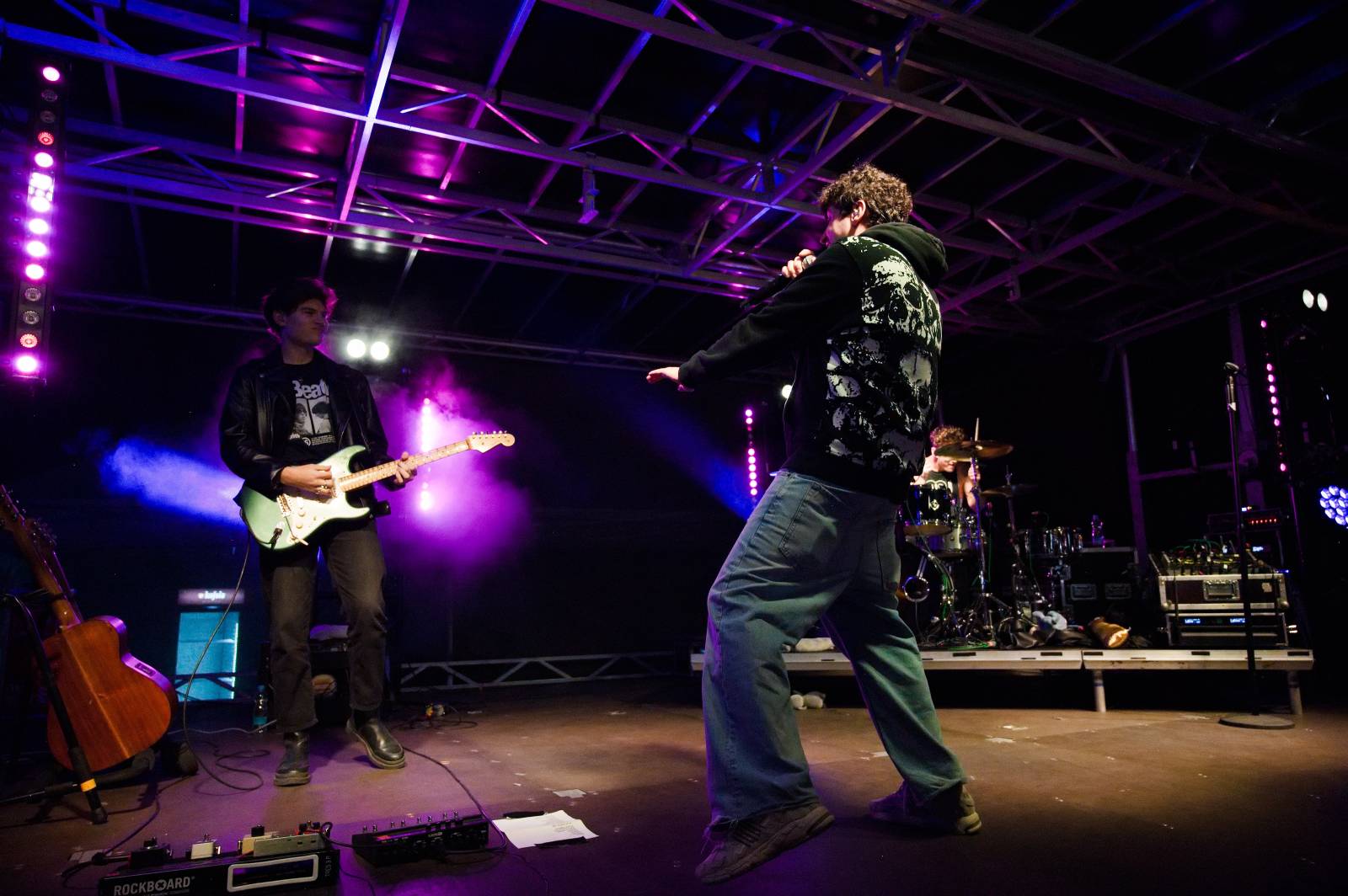 Sofiana Medjmedj přivítal v Plzni jekot nadšených fanynek, na stagi mu přistála spousta plyšáků