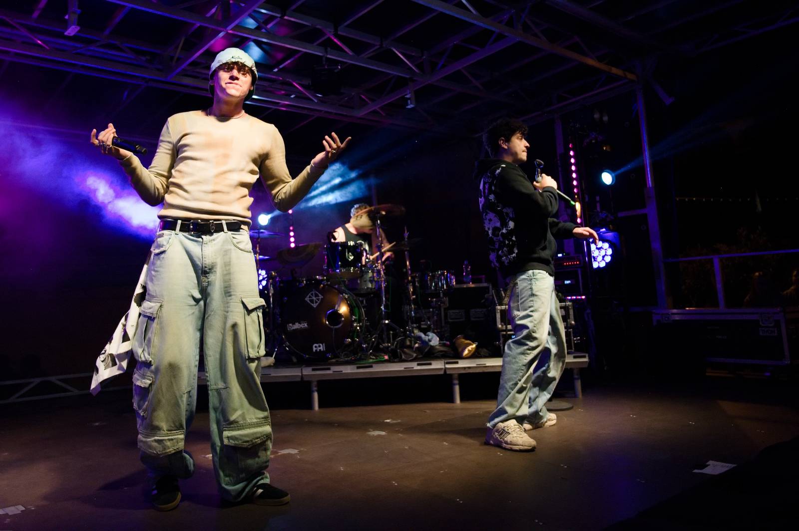 Sofiana Medjmedj přivítal v Plzni jekot nadšených fanynek, na stagi mu přistála spousta plyšáků