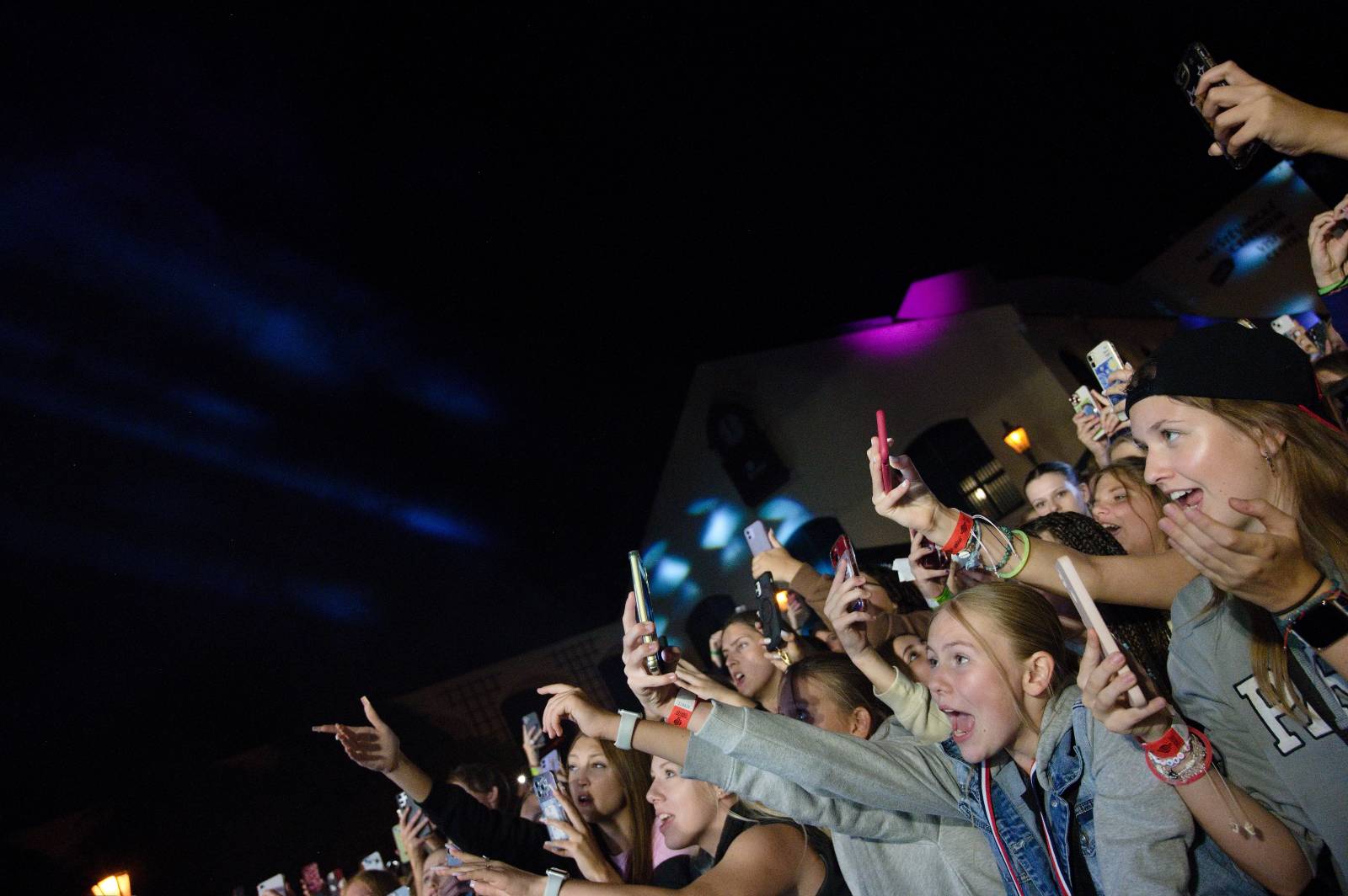 Sofiana Medjmedj přivítal v Plzni jekot nadšených fanynek, na stagi mu přistála spousta plyšáků