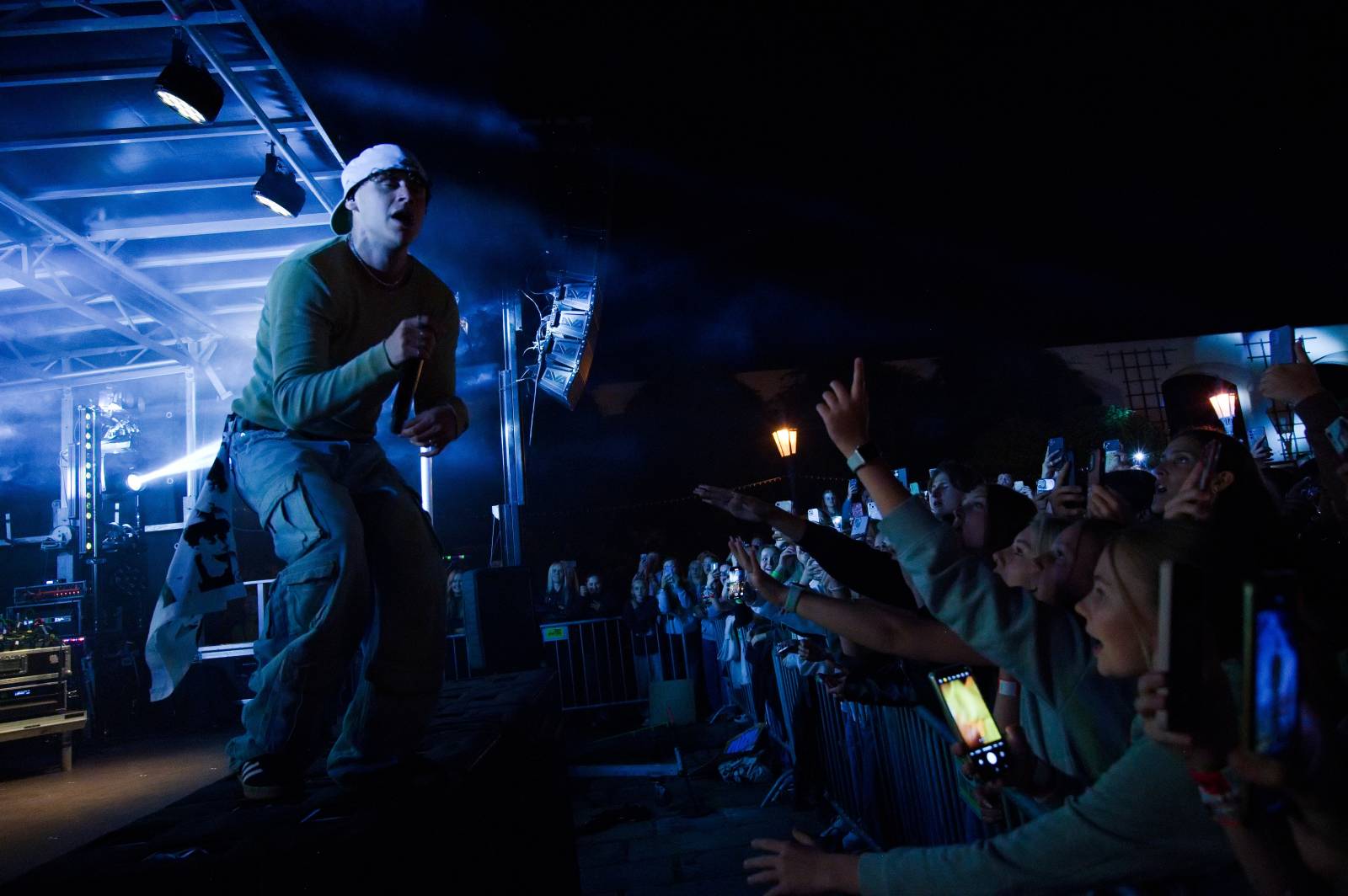 Sofiana Medjmedj přivítal v Plzni jekot nadšených fanynek, na stagi mu přistála spousta plyšáků