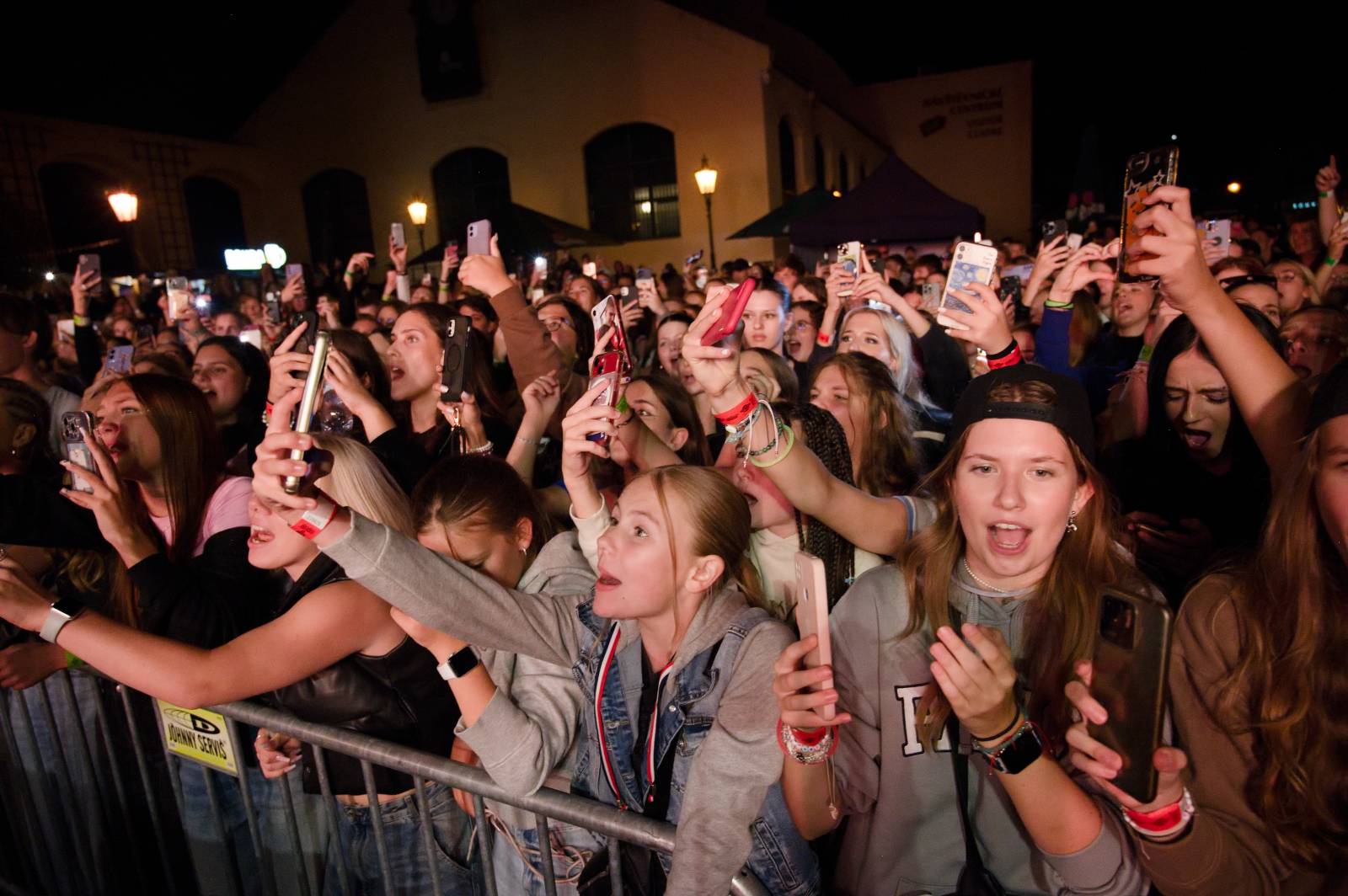 Sofiana Medjmedj přivítal v Plzni jekot nadšených fanynek, na stagi mu přistála spousta plyšáků