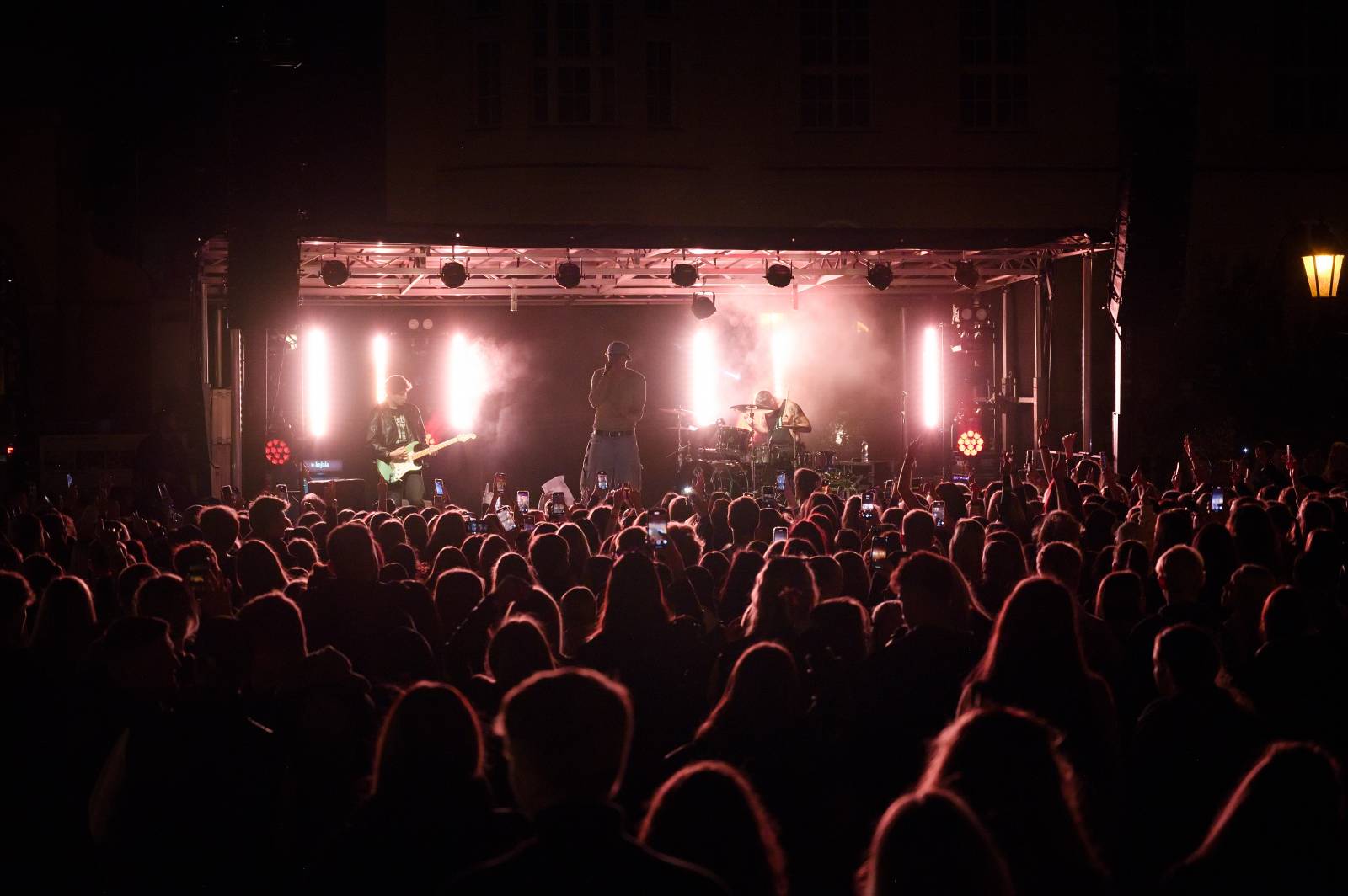 Sofiana Medjmedj přivítal v Plzni jekot nadšených fanynek, na stagi mu přistála spousta plyšáků