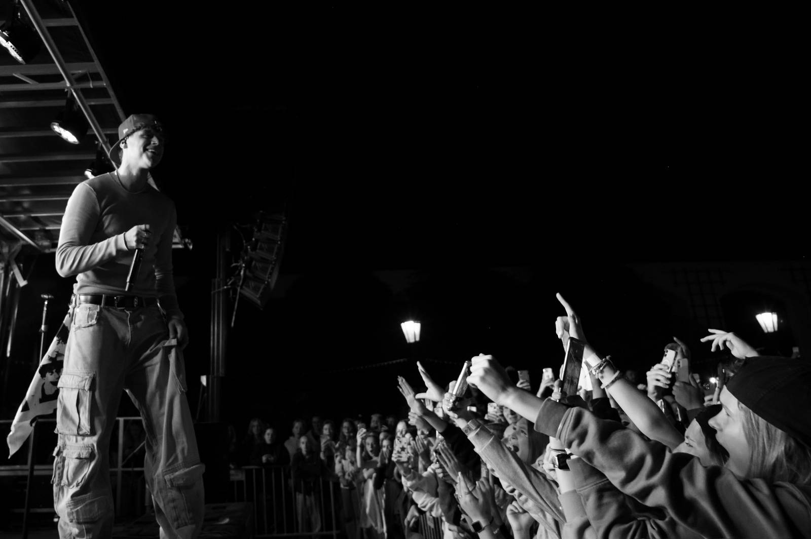 Sofiana Medjmedj přivítal v Plzni jekot nadšených fanynek, na stagi mu přistála spousta plyšáků