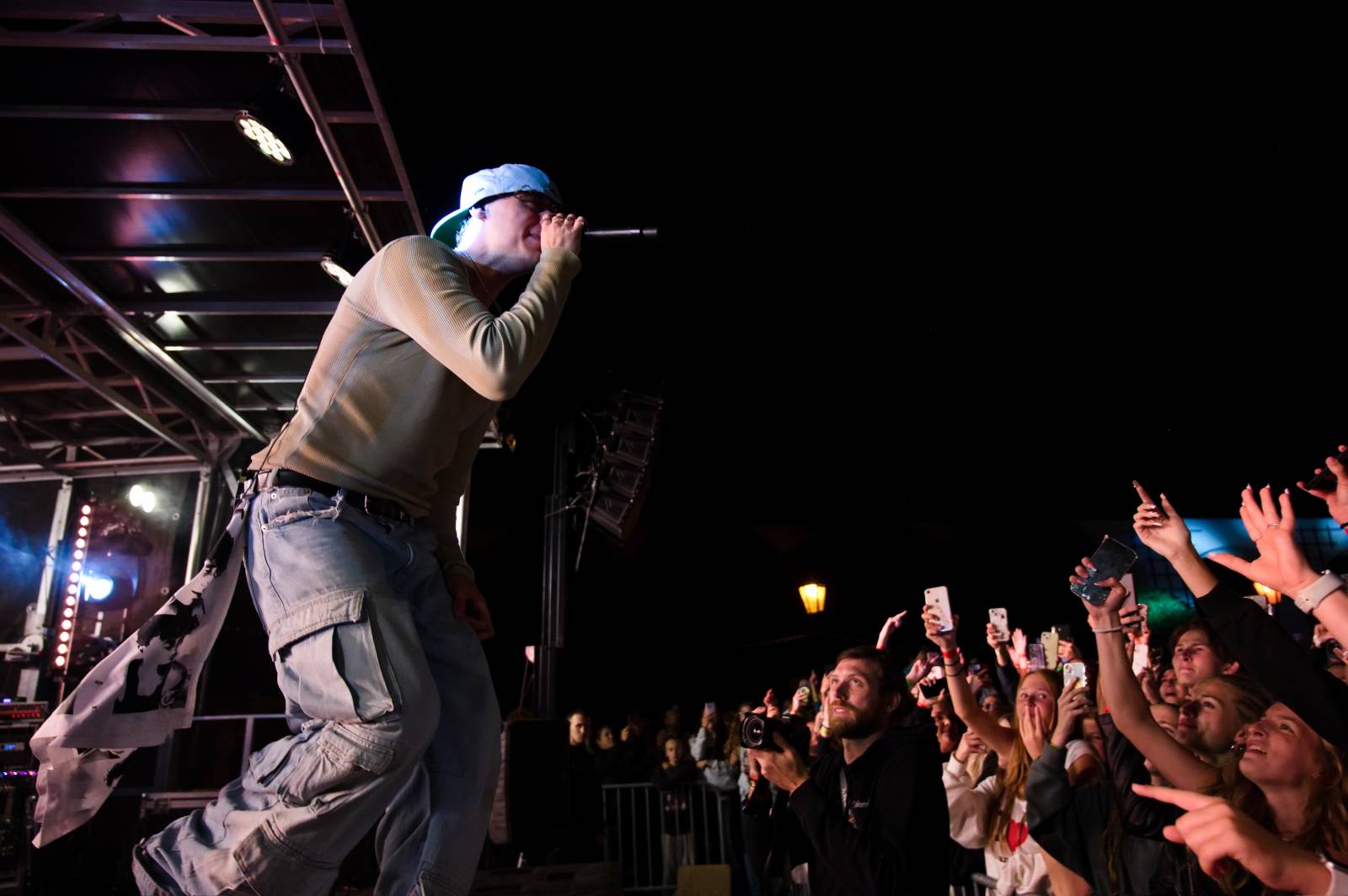 Sofiana Medjmedj přivítal v Plzni jekot nadšených fanynek, na stagi mu přistála spousta plyšáků