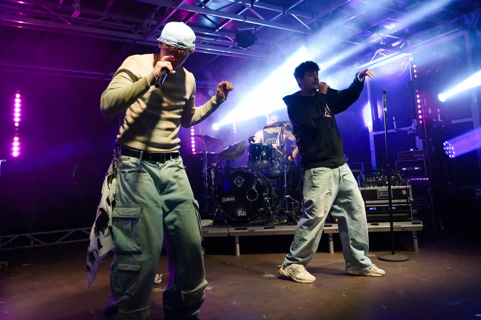 Sofiana Medjmedj přivítal v Plzni jekot nadšených fanynek, na stagi mu přistála spousta plyšáků