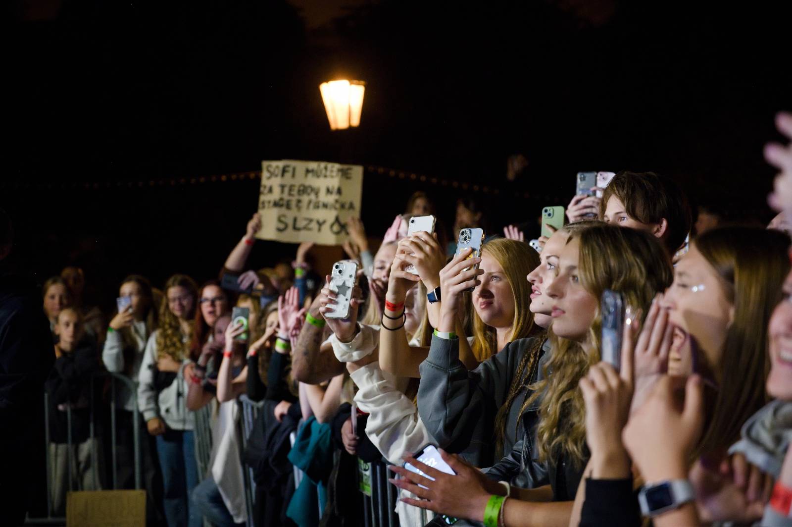 Sofiana Medjmedj přivítal v Plzni jekot nadšených fanynek, na stagi mu přistála spousta plyšáků