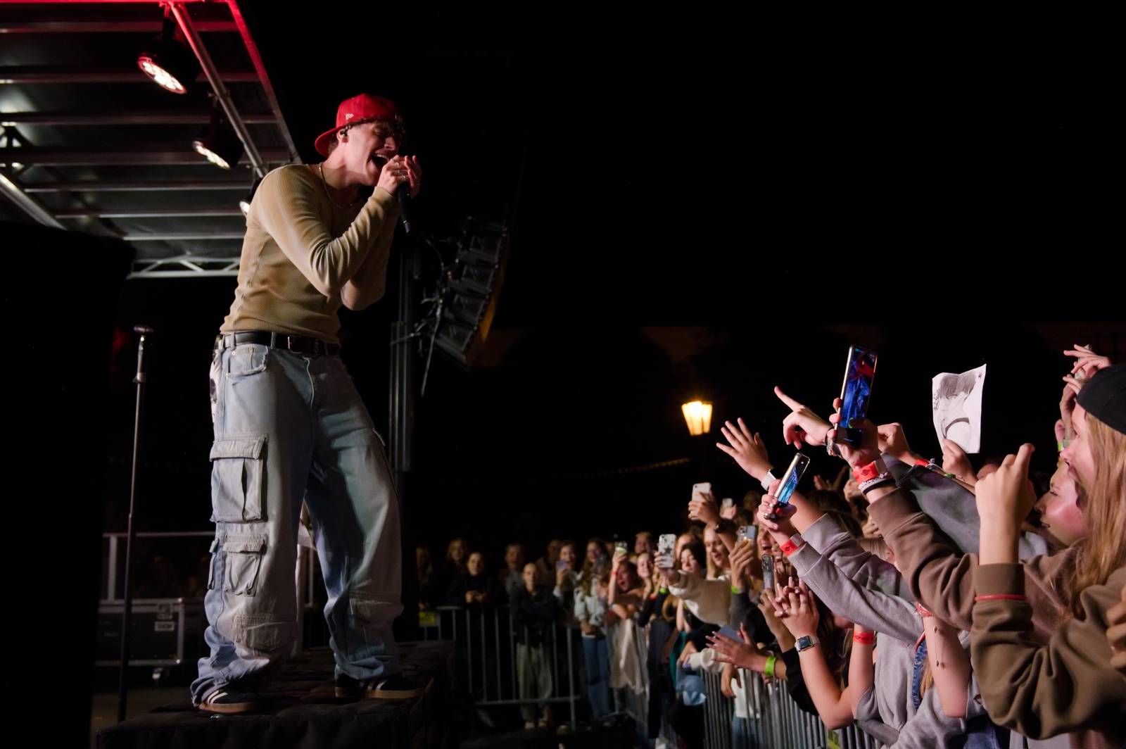 Sofiana Medjmedj přivítal v Plzni jekot nadšených fanynek, na stagi mu přistála spousta plyšáků