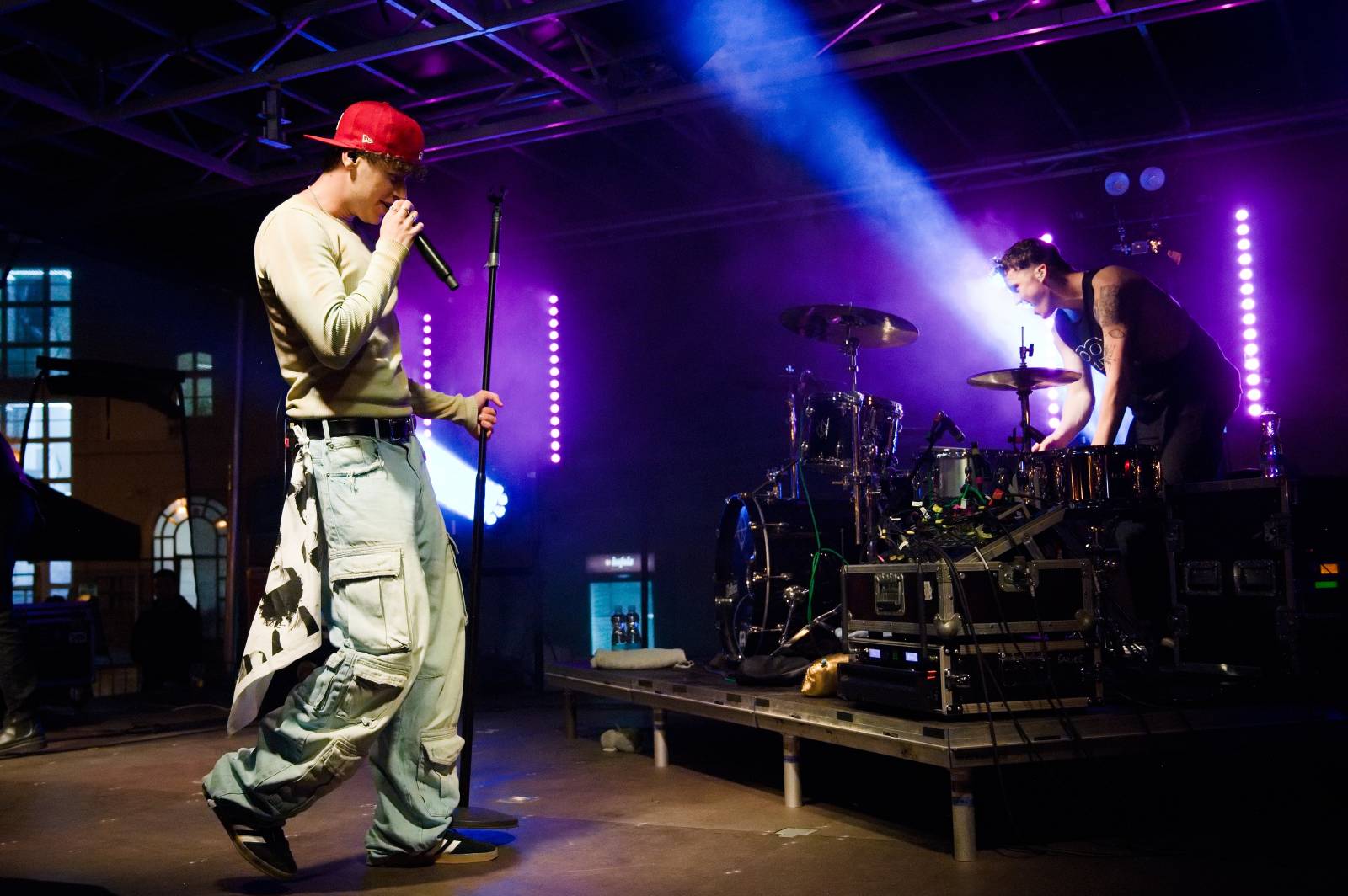 Sofiana Medjmedj přivítal v Plzni jekot nadšených fanynek, na stagi mu přistála spousta plyšáků