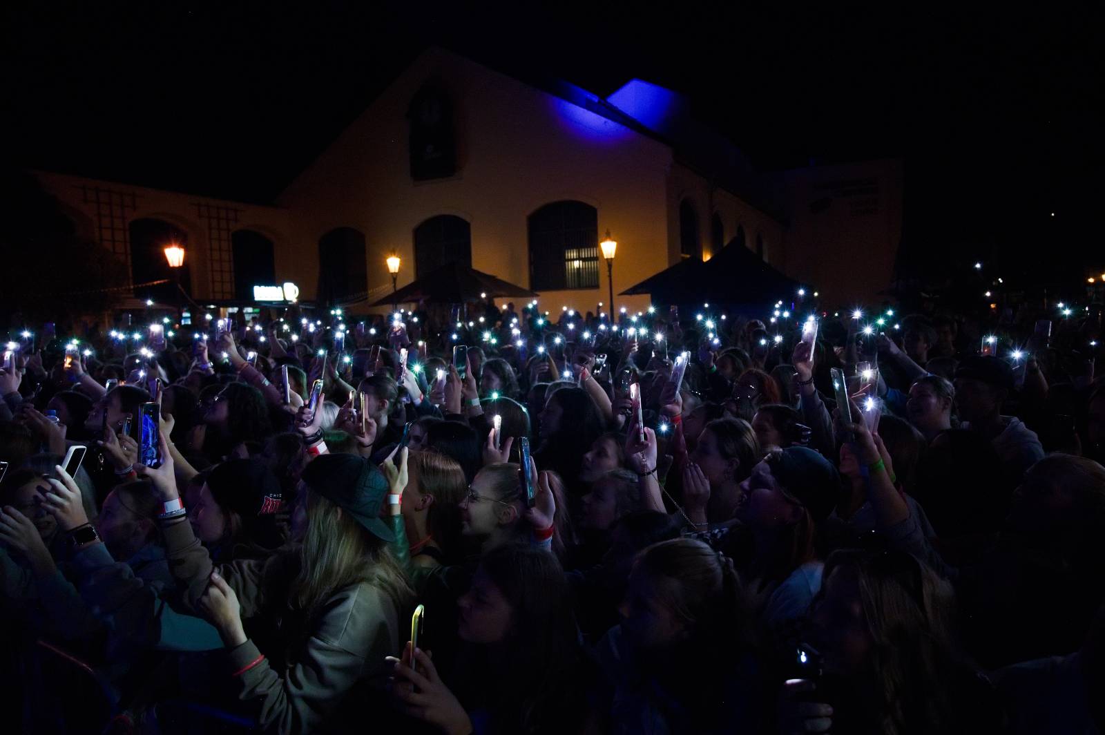 Sofiana Medjmedj přivítal v Plzni jekot nadšených fanynek, na stagi mu přistála spousta plyšáků