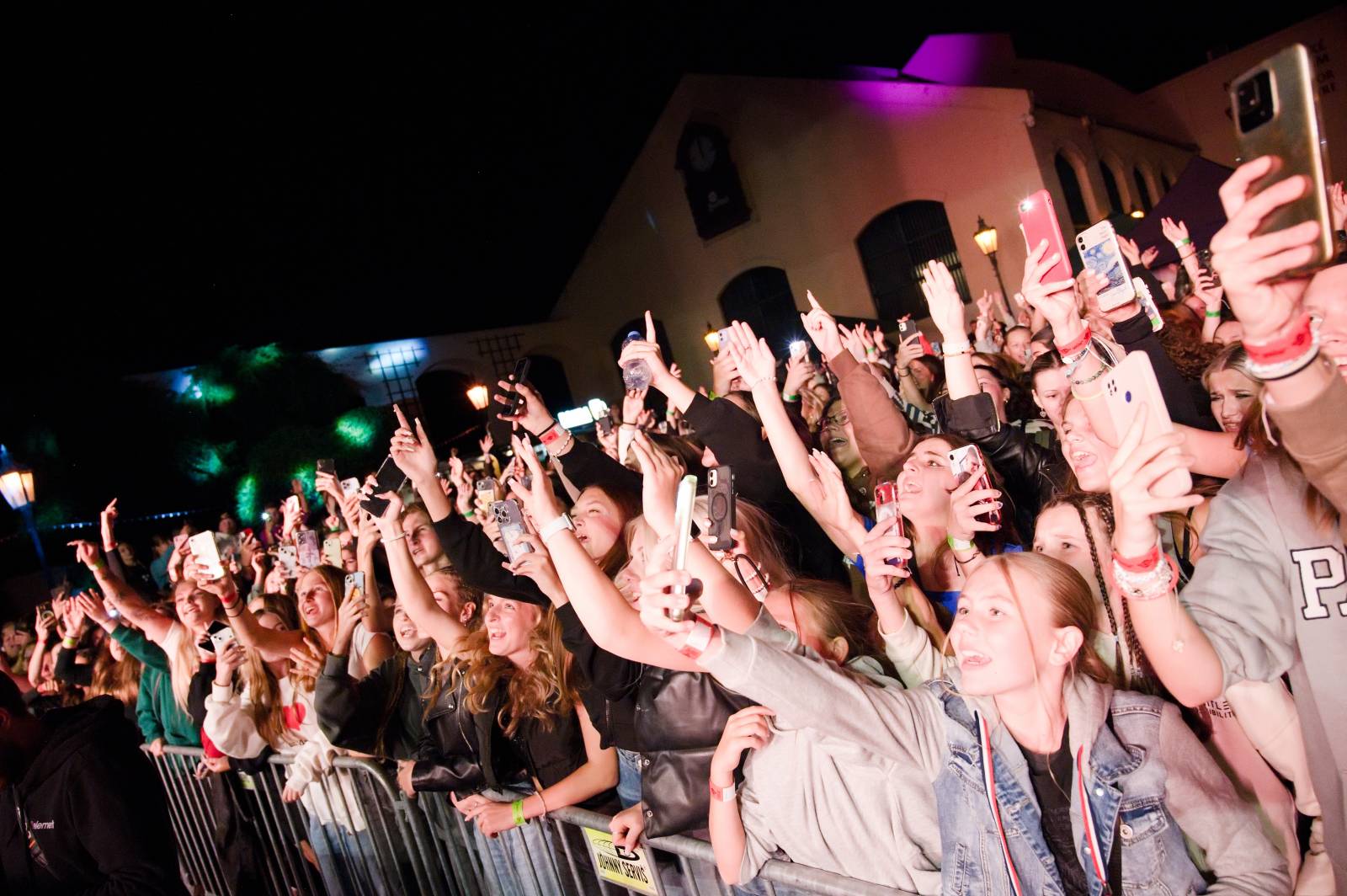 Sofiana Medjmedj přivítal v Plzni jekot nadšených fanynek, na stagi mu přistála spousta plyšáků