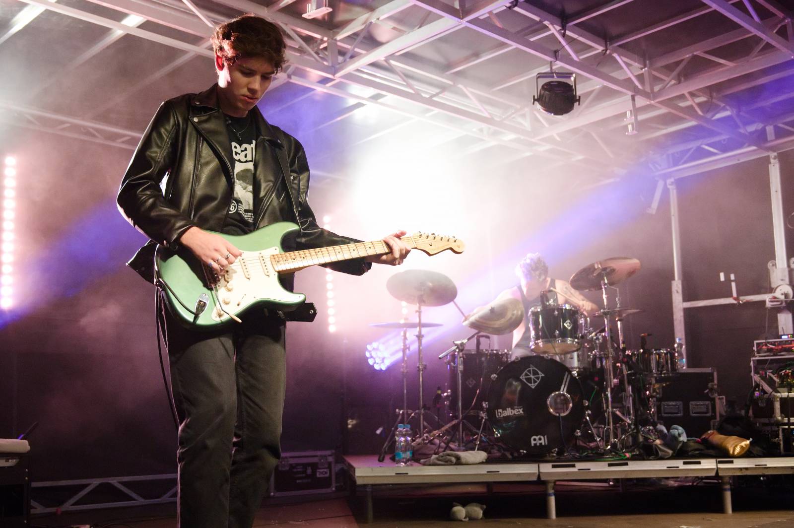 Sofiana Medjmedj přivítal v Plzni jekot nadšených fanynek, na stagi mu přistála spousta plyšáků