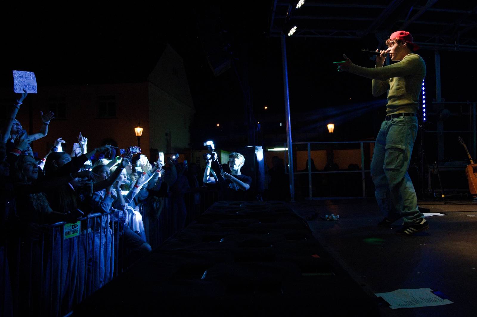 Sofiana Medjmedj přivítal v Plzni jekot nadšených fanynek, na stagi mu přistála spousta plyšáků