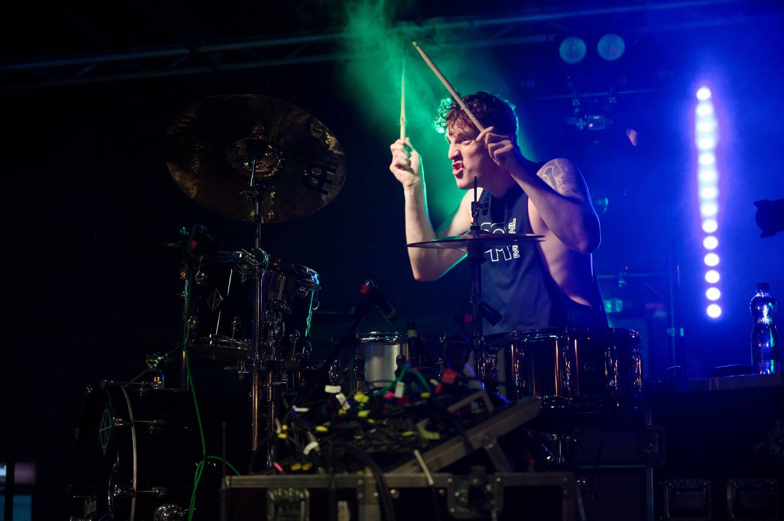 Sofiana Medjmedj přivítal v Plzni jekot nadšených fanynek, na stagi mu přistála spousta plyšáků