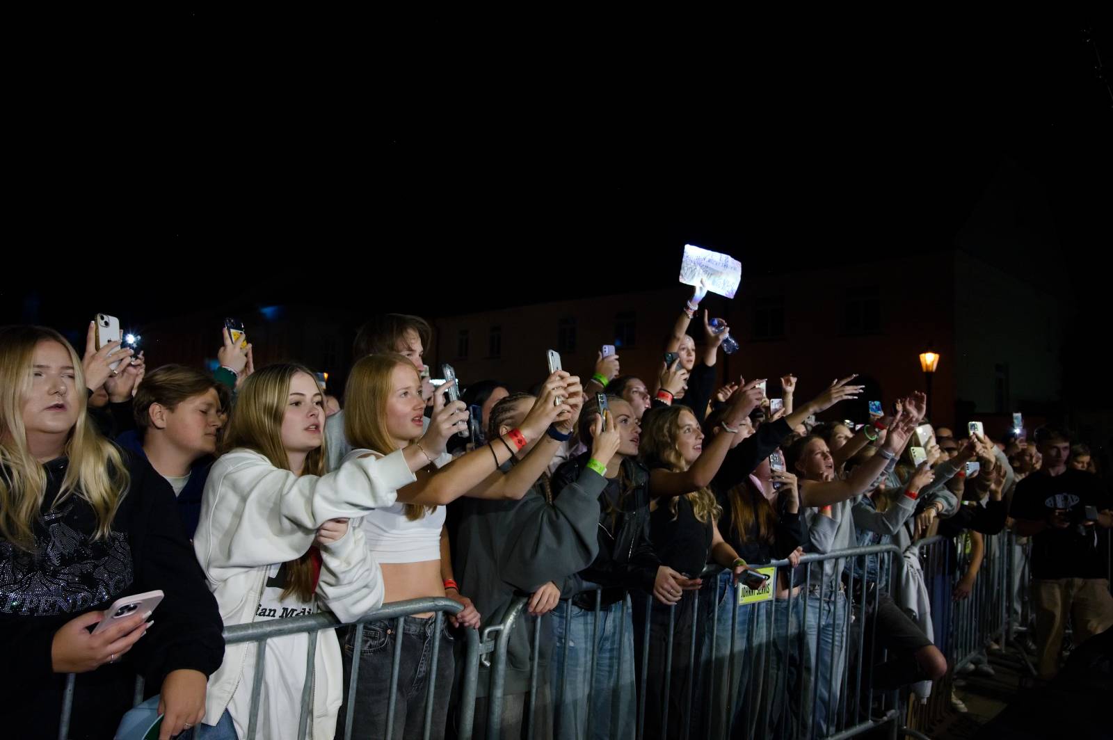 Sofiana Medjmedj přivítal v Plzni jekot nadšených fanynek, na stagi mu přistála spousta plyšáků