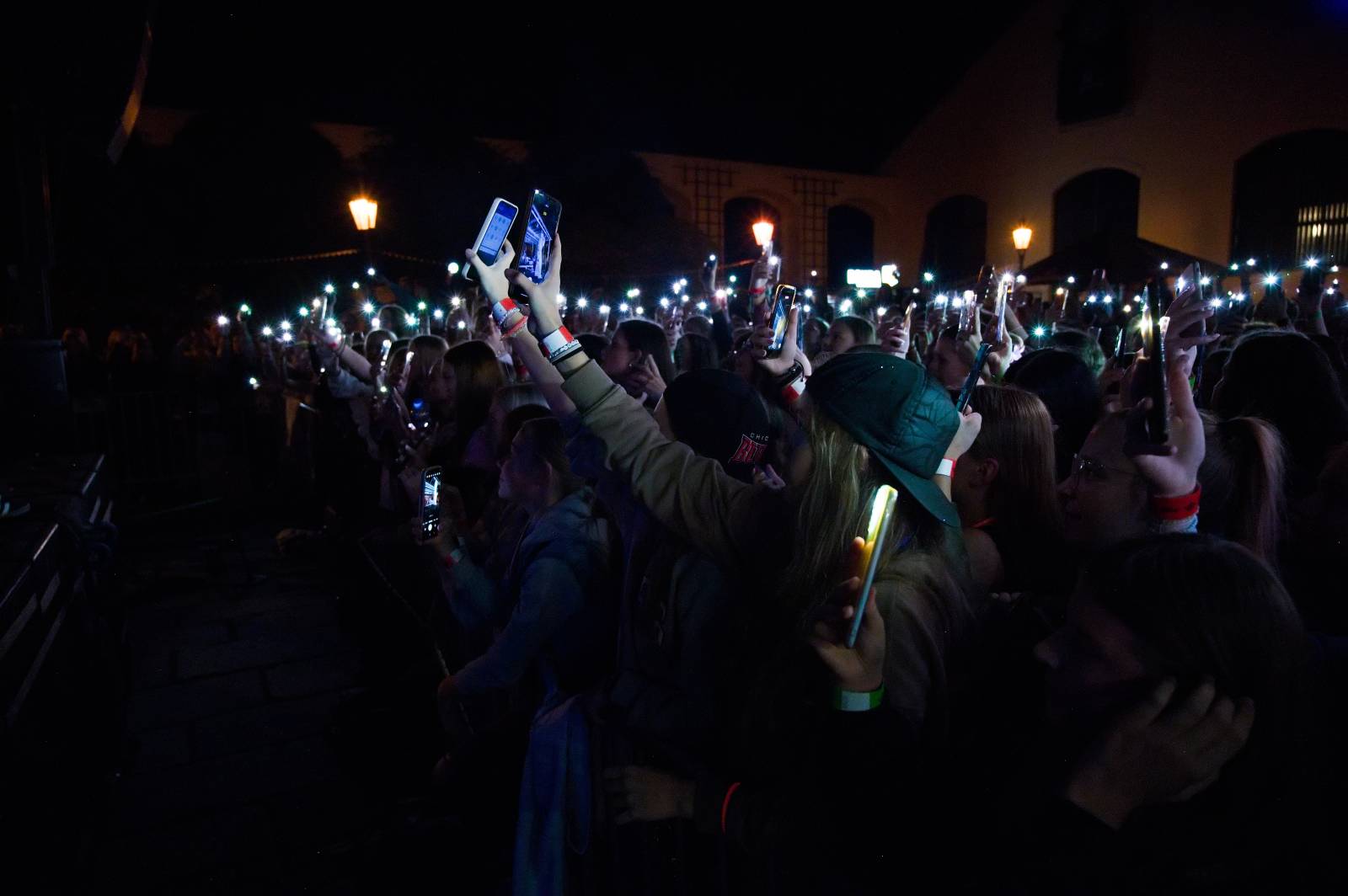 Sofiana Medjmedj přivítal v Plzni jekot nadšených fanynek, na stagi mu přistála spousta plyšáků