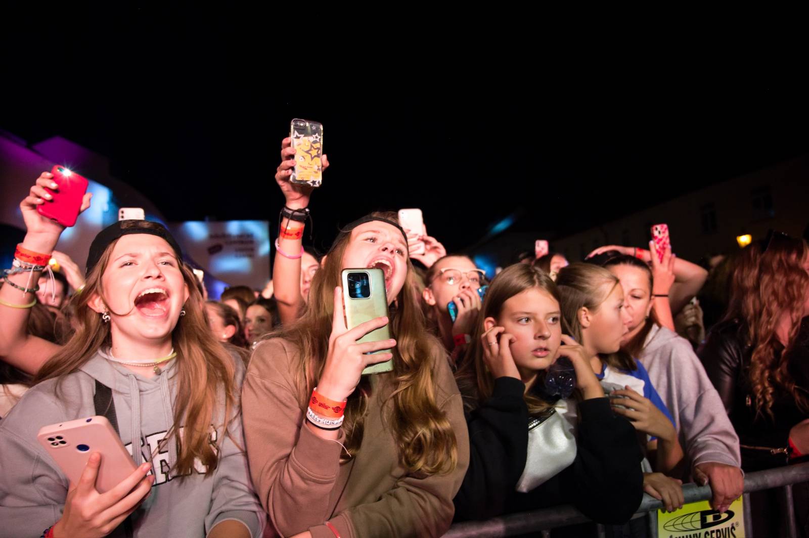 Sofiana Medjmedj přivítal v Plzni jekot nadšených fanynek, na stagi mu přistála spousta plyšáků