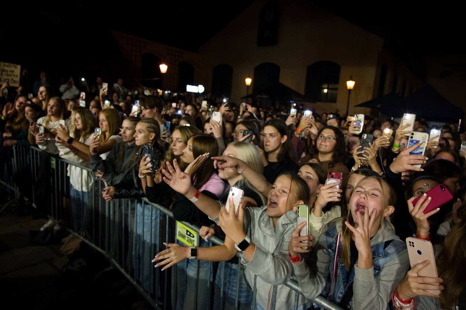 Sofiana Medjmedj přivítal v Plzni jekot nadšených fanynek, na stagi mu přistála spousta plyšáků