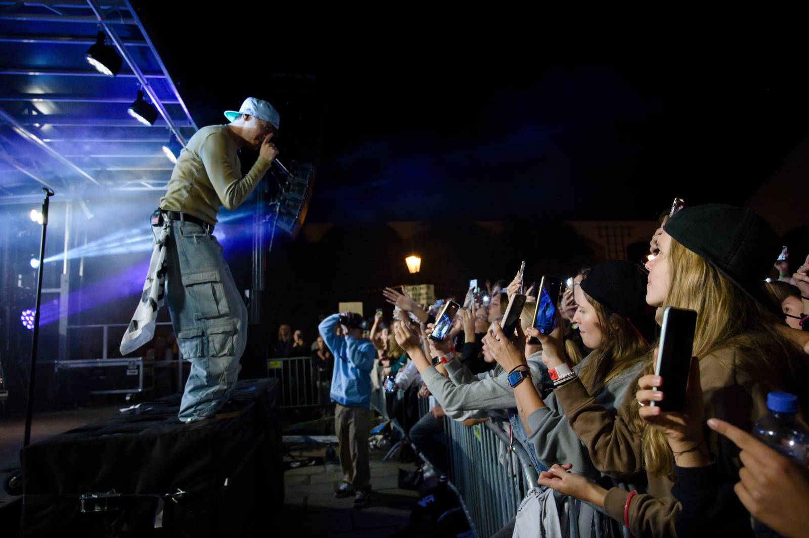 Sofiana Medjmedj přivítal v Plzni jekot nadšených fanynek, na stagi mu přistála spousta plyšáků