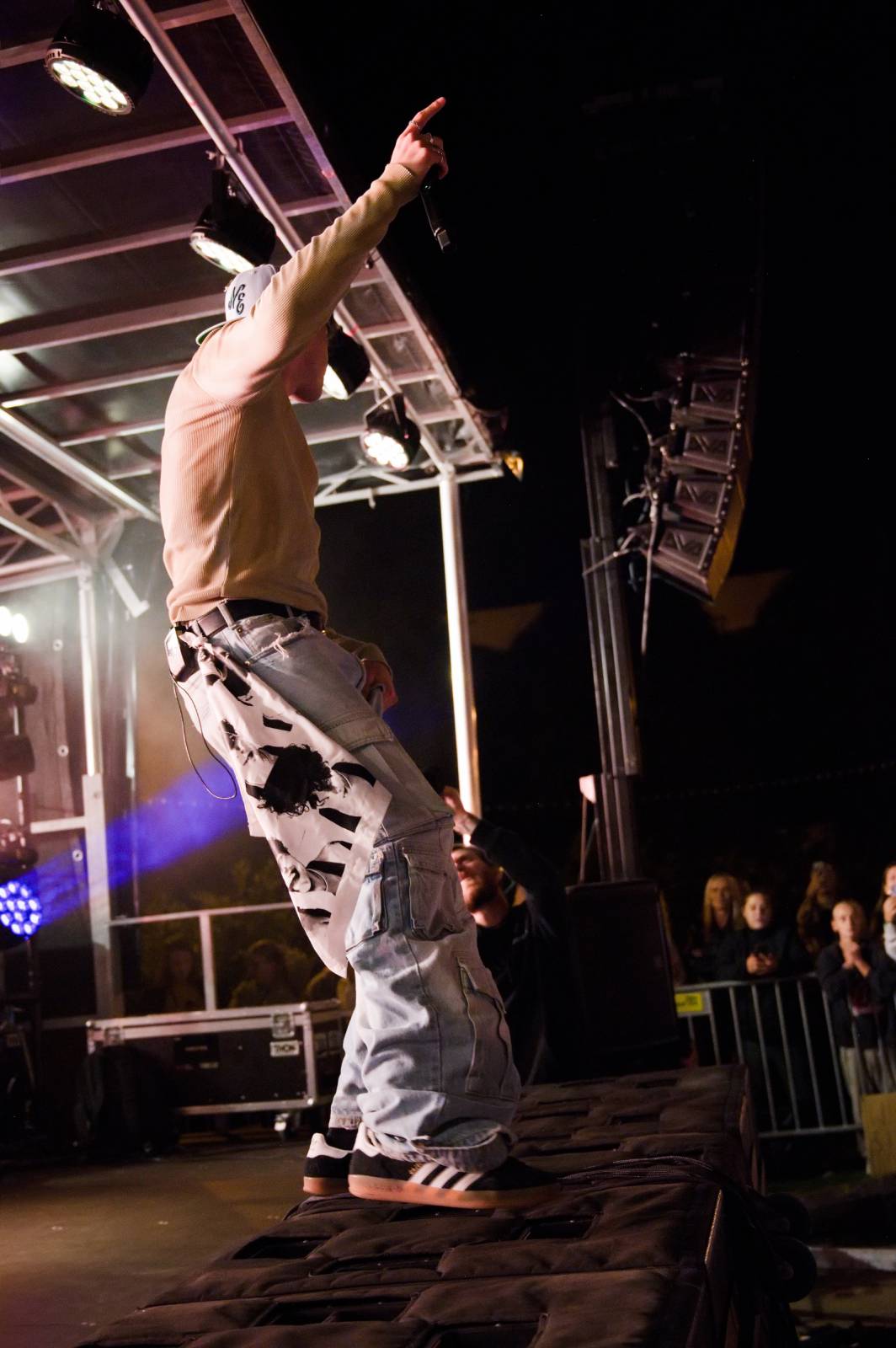 Sofiana Medjmedj přivítal v Plzni jekot nadšených fanynek, na stagi mu přistála spousta plyšáků