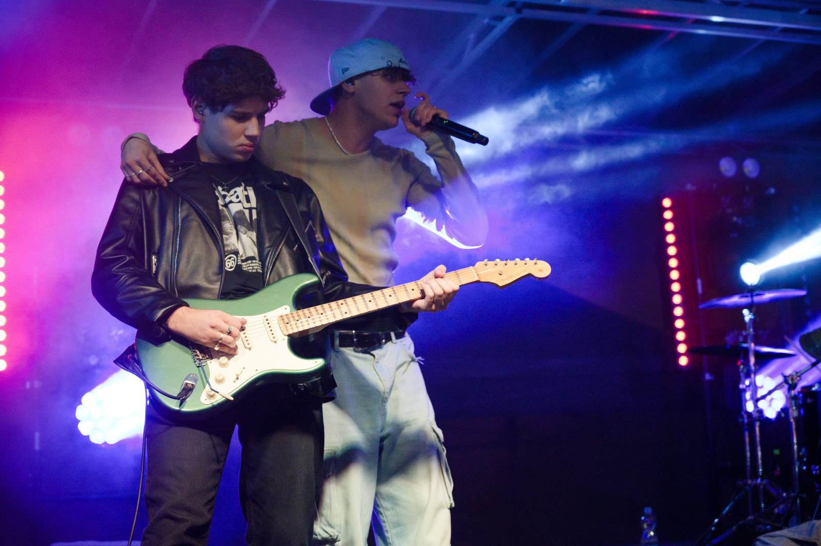 Sofiana Medjmedj přivítal v Plzni jekot nadšených fanynek, na stagi mu přistála spousta plyšáků