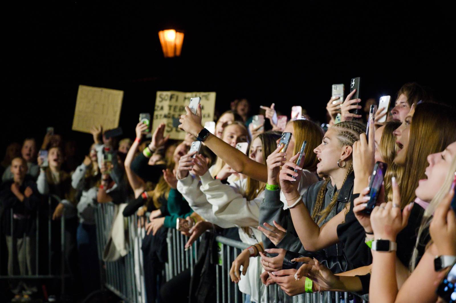 Sofiana Medjmedj přivítal v Plzni jekot nadšených fanynek, na stagi mu přistála spousta plyšáků