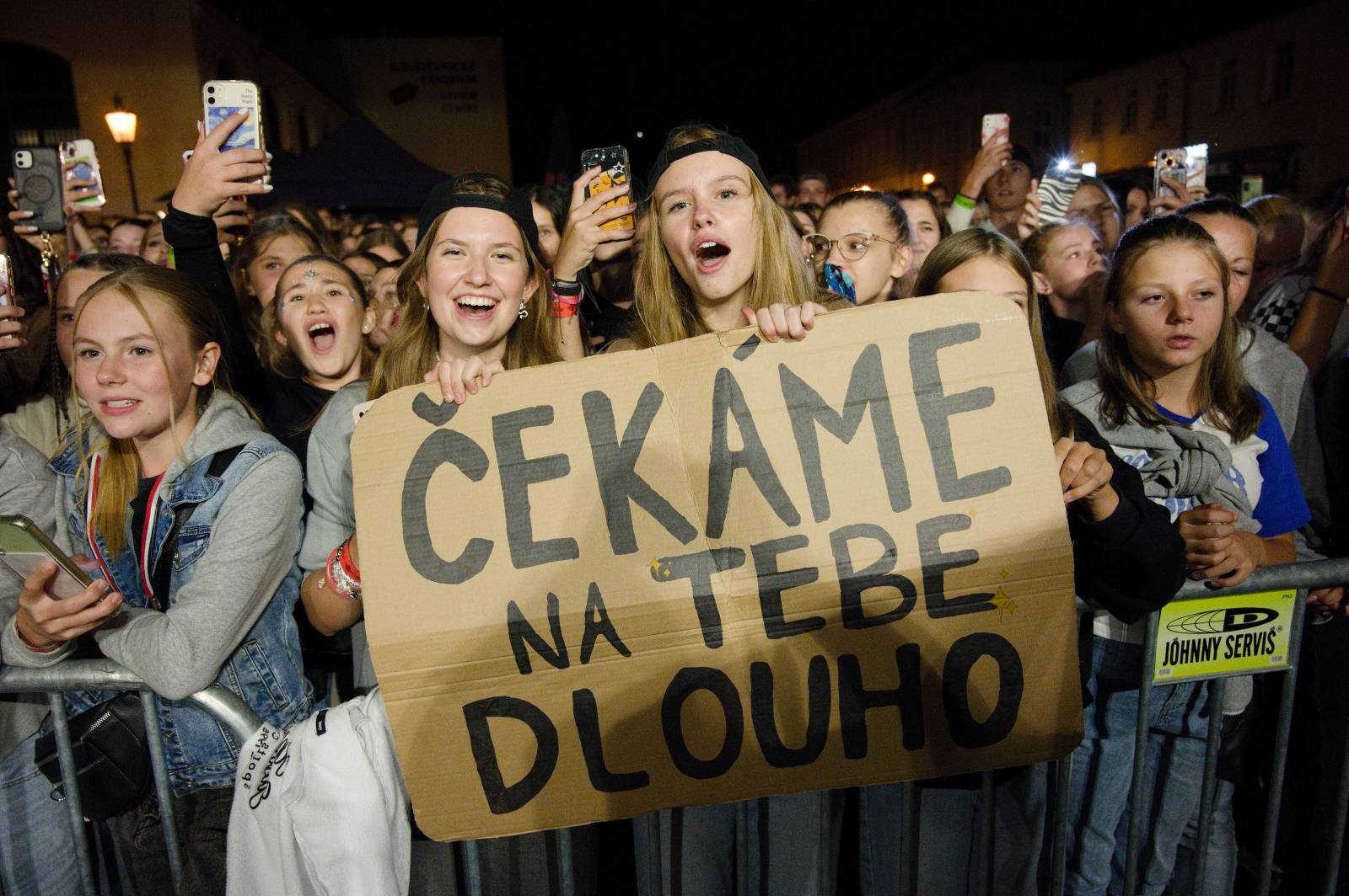 Sofiana Medjmedj přivítal v Plzni jekot nadšených fanynek, na stagi mu přistála spousta plyšáků