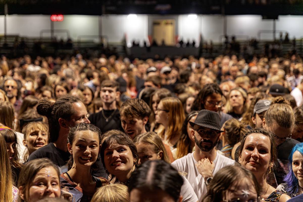 Aurora předvedla v Praze show plnou emocí a tance