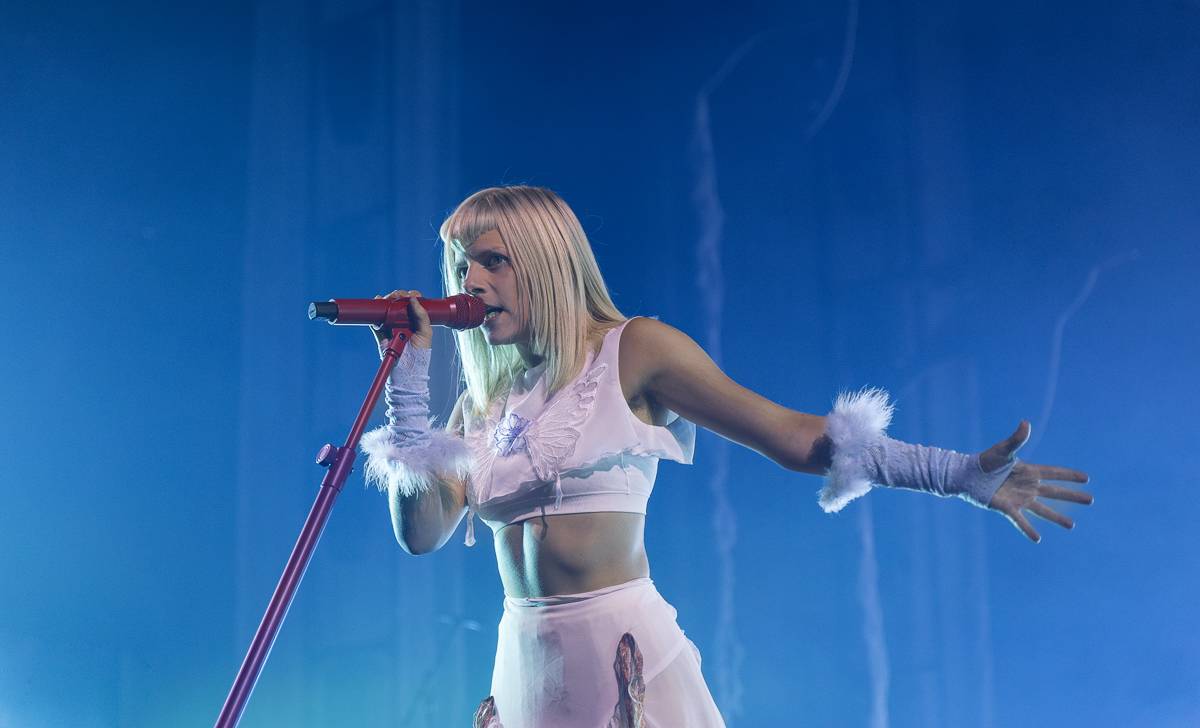 Aurora předvedla v Praze show plnou emocí a tance