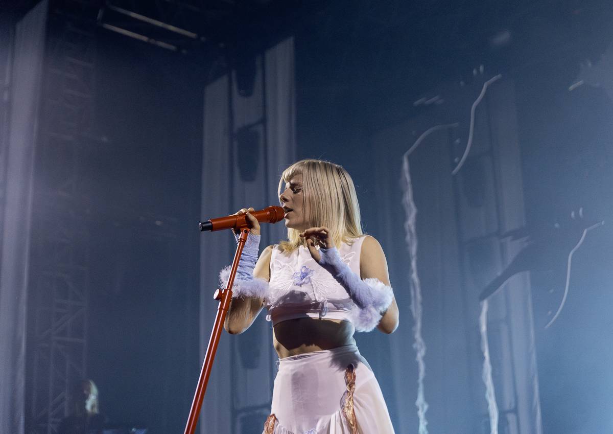 Aurora předvedla v Praze show plnou emocí a tance