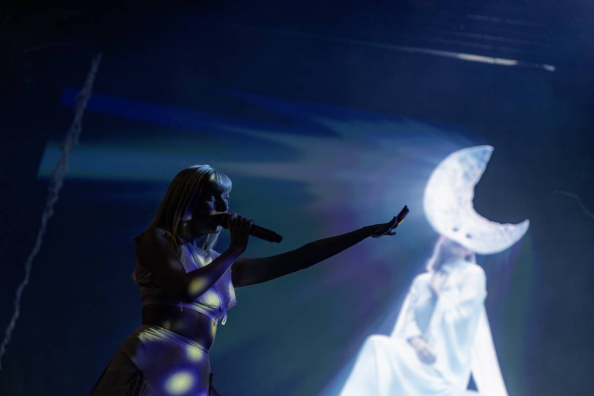 Aurora předvedla v Praze show plnou emocí a tance